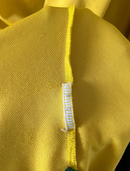 Maillot foot vintage domicile brésil 1998. On peut retrouver l'équipementier Nike. Il s'agit d'un maillot authentique d'époque.