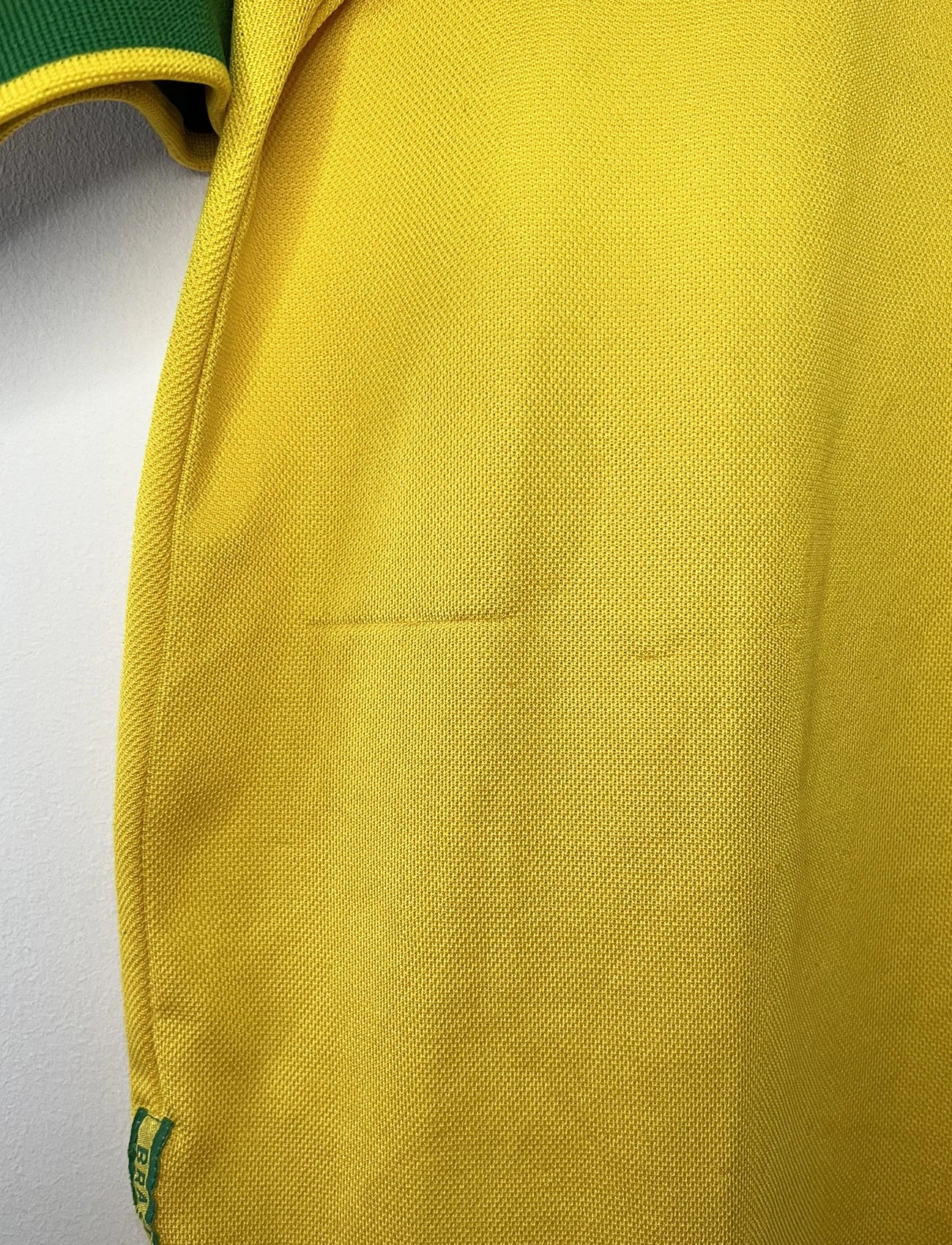 Maillot de foot vintage domicile jaune du brésil 1998. On peut retrouver l'équipementier Nike. Il s'agit d'un maillot authentique d'époque.