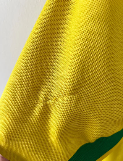 Maillot foot vintage domicile brésil 1998. On peut retrouver l'équipementier Nike. Il s'agit d'un maillot authentique d'époque.