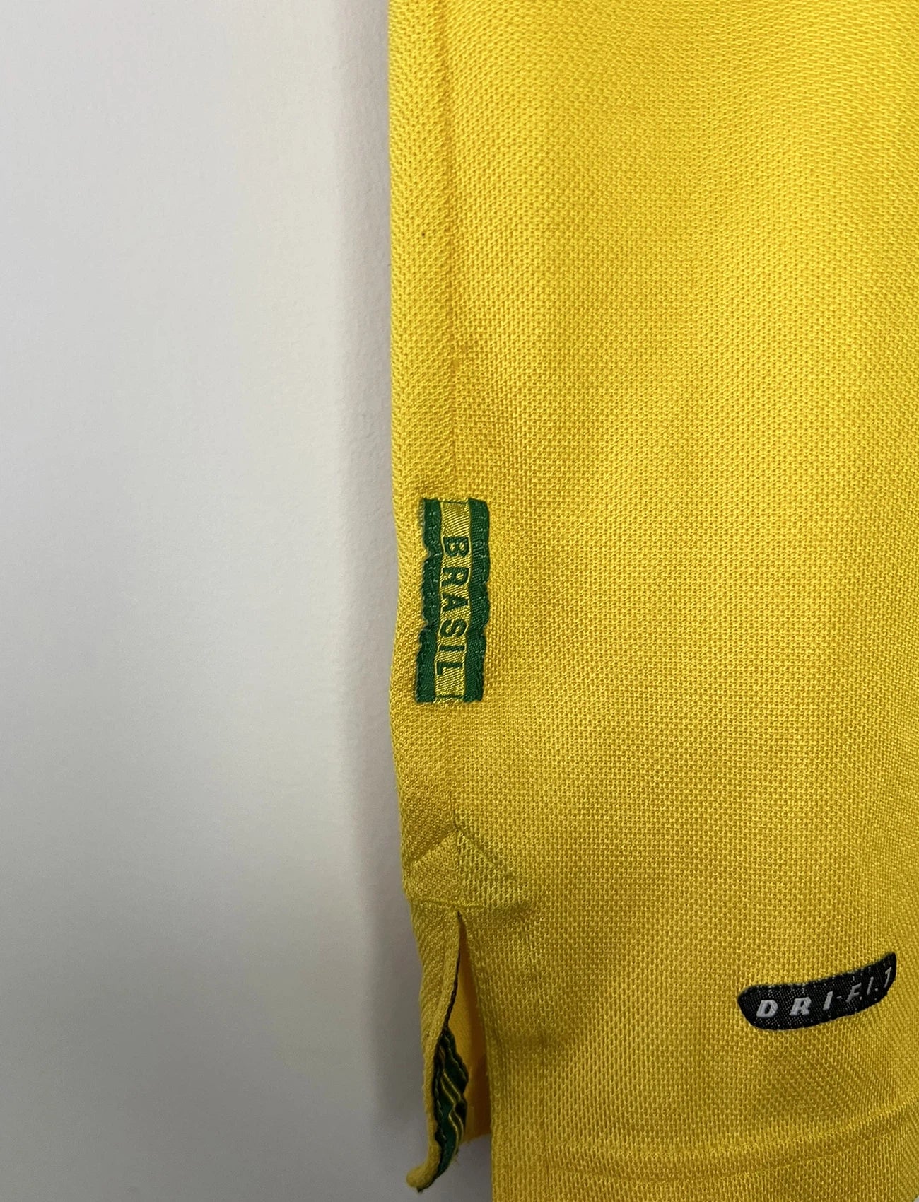 Maillot de foot vintage domicile jaune du brésil 1998. On peut retrouver l'équipementier Nike. Il s'agit d'un maillot authentique d'époque.