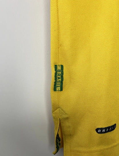 Maillot de foot vintage domicile jaune du brésil 1998. On peut retrouver l'équipementier Nike. Il s'agit d'un maillot authentique d'époque.