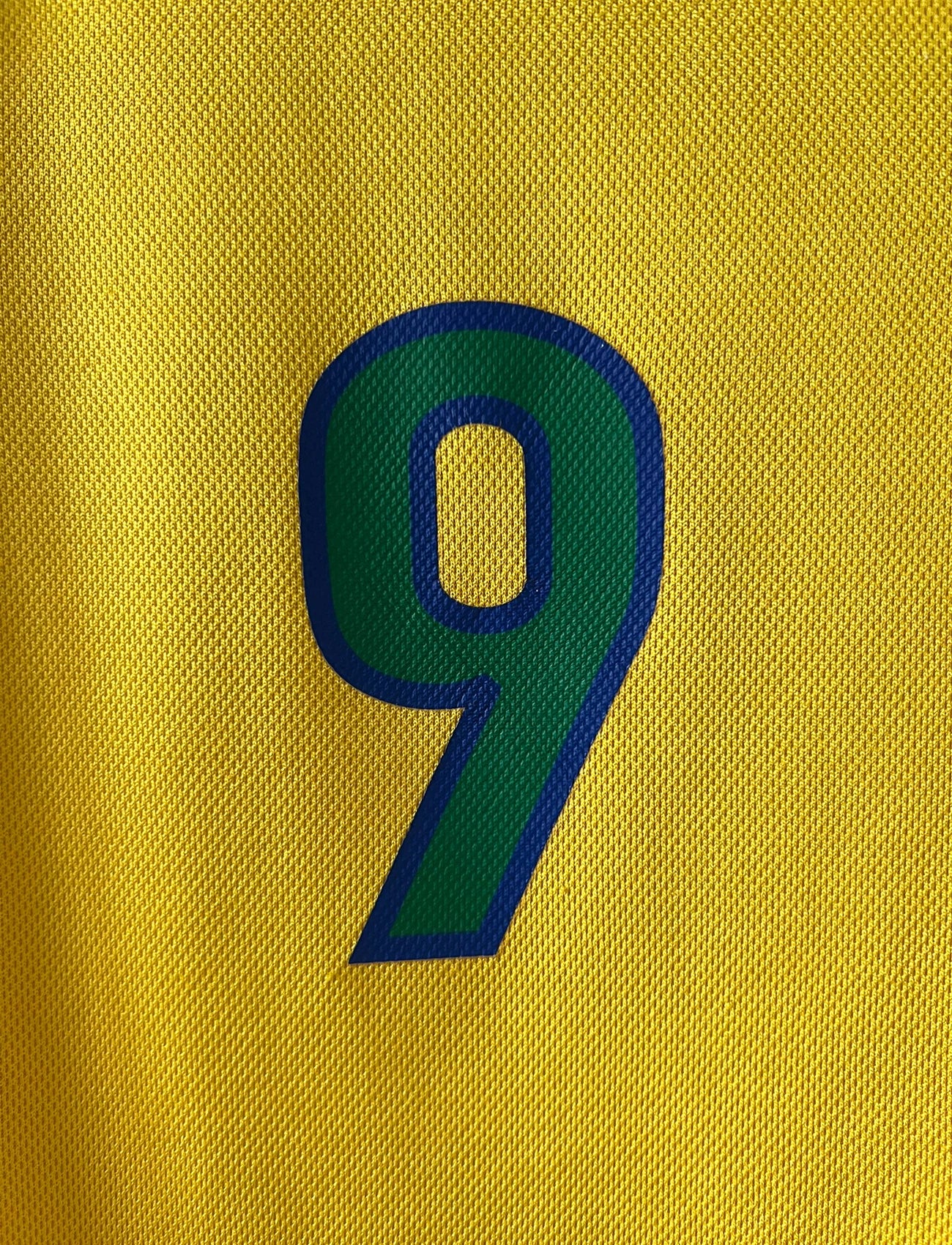 Maillot de foot vintage domicile jaune du Brésil 1998. On peut retrouver l'équipementier Nike. Le maillot est floqué du numéro 9 Ronaldo. Il s'agit d'un maillot authentique d'époque.