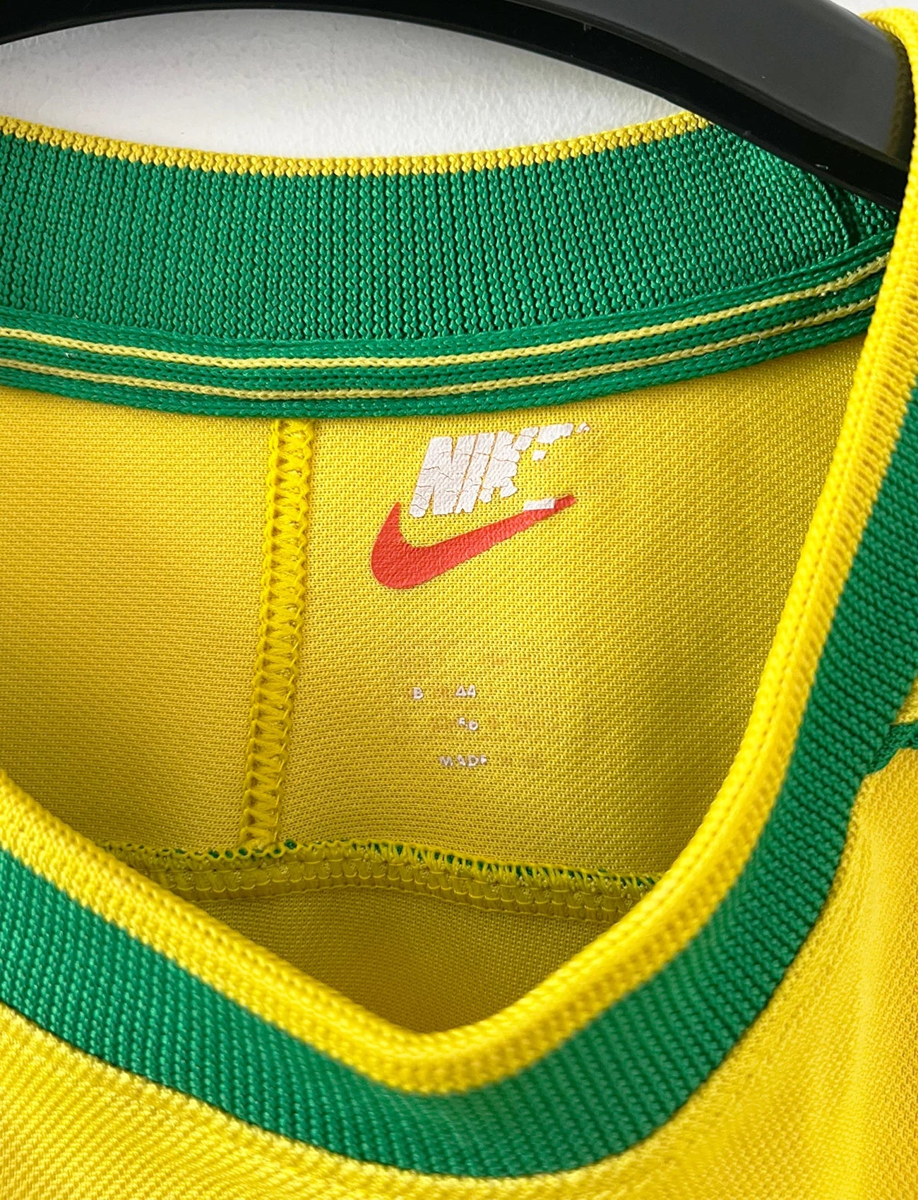 Maillot de foot vintage domicile jaune du Brésil 1998. On peut retrouver l'équipementier Nike. Le maillot est floqué du numéro 9 Ronaldo. Il s'agit d'un maillot authentique d'époque.