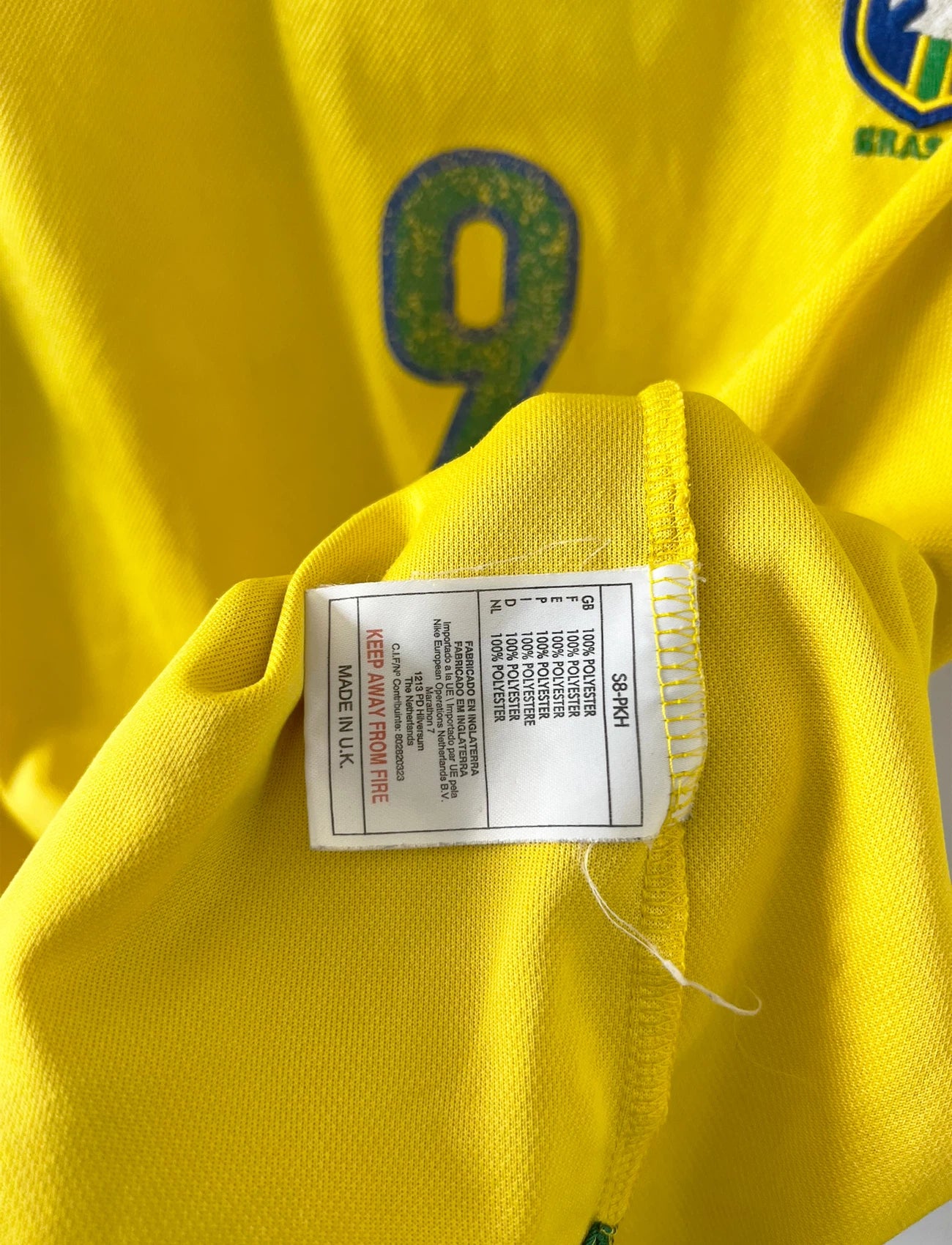 Maillot de foot vintage domicile jaune du Brésil 1998. On peut retrouver l'équipementier Nike. Le maillot est floqué du numéro 9 Ronaldo. Il s'agit d'un maillot authentique d'époque.