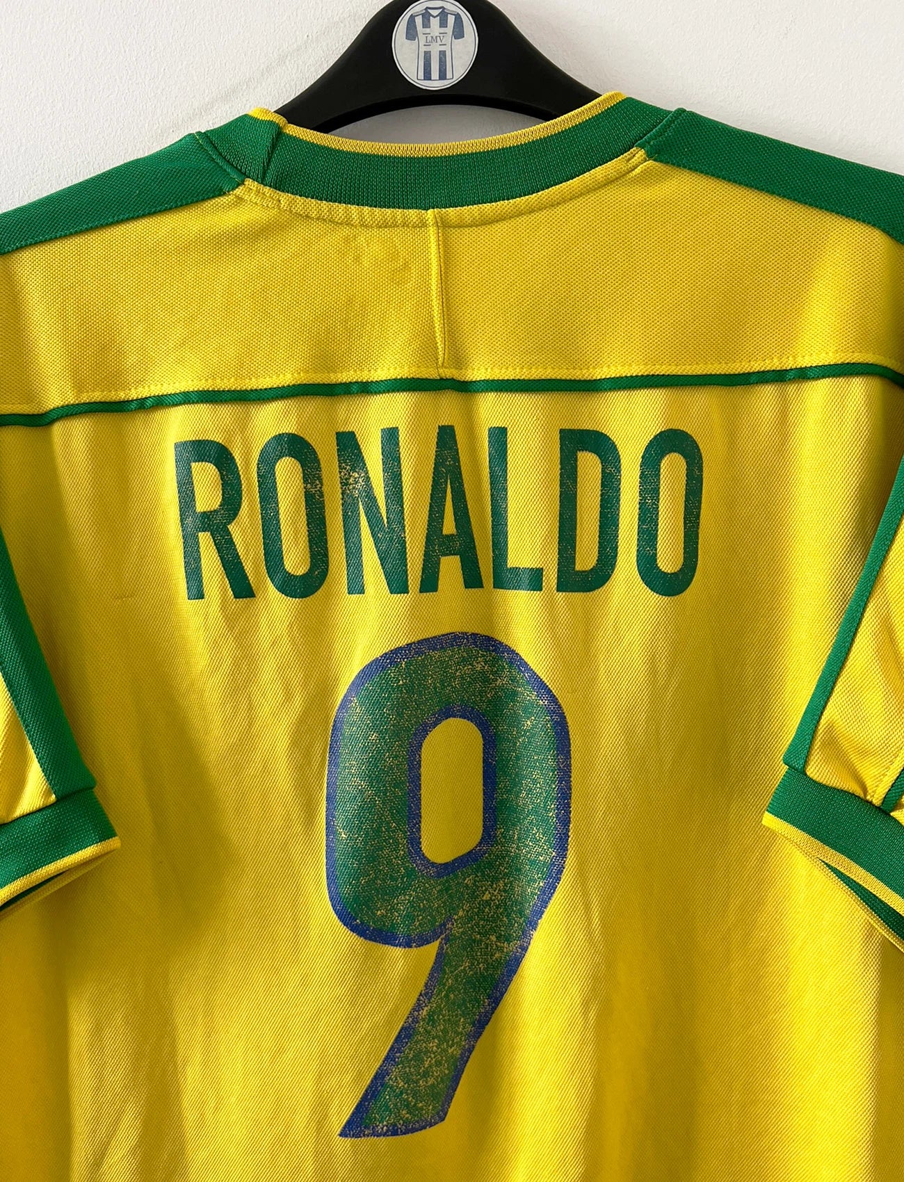 Maillot de foot vintage domicile jaune du Brésil 1998. On peut retrouver l'équipementier Nike. Le maillot est floqué du numéro 9 Ronaldo. Il s'agit d'un maillot authentique d'époque.