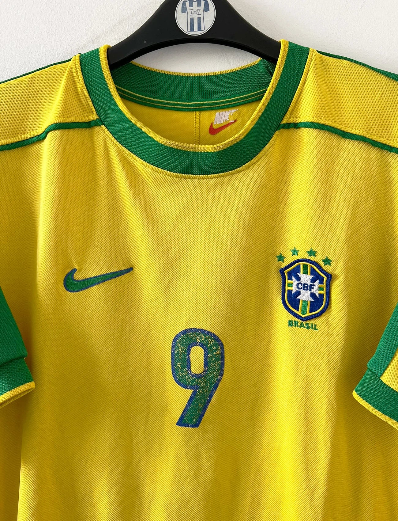 Maillot de foot vintage domicile jaune du Brésil 1998. On peut retrouver l'équipementier Nike. Le maillot est floqué du numéro 9 Ronaldo. Il s'agit d'un maillot authentique d'époque.