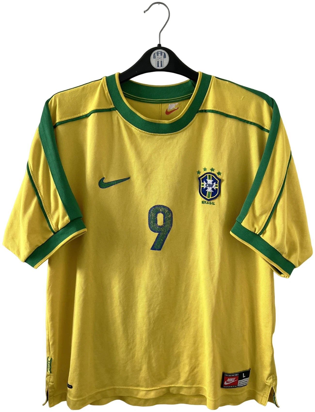 Maillot de foot vintage domicile jaune du Brésil 1998. On peut retrouver l'équipementier Nike. Le maillot est floqué du numéro 9 Ronaldo. Il s'agit d'un maillot authentique d'époque.