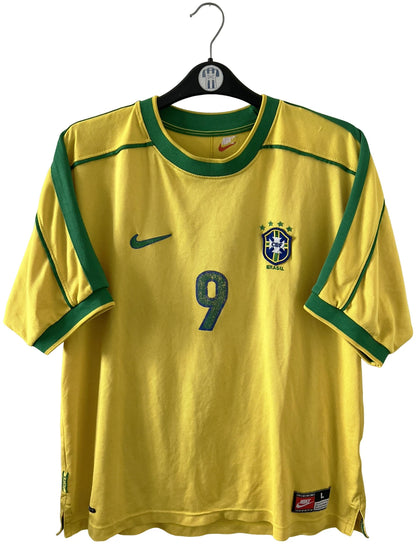 Maillot de foot vintage domicile jaune du Brésil 1998. On peut retrouver l'équipementier Nike. Le maillot est floqué du numéro 9 Ronaldo. Il s'agit d'un maillot authentique d'époque.