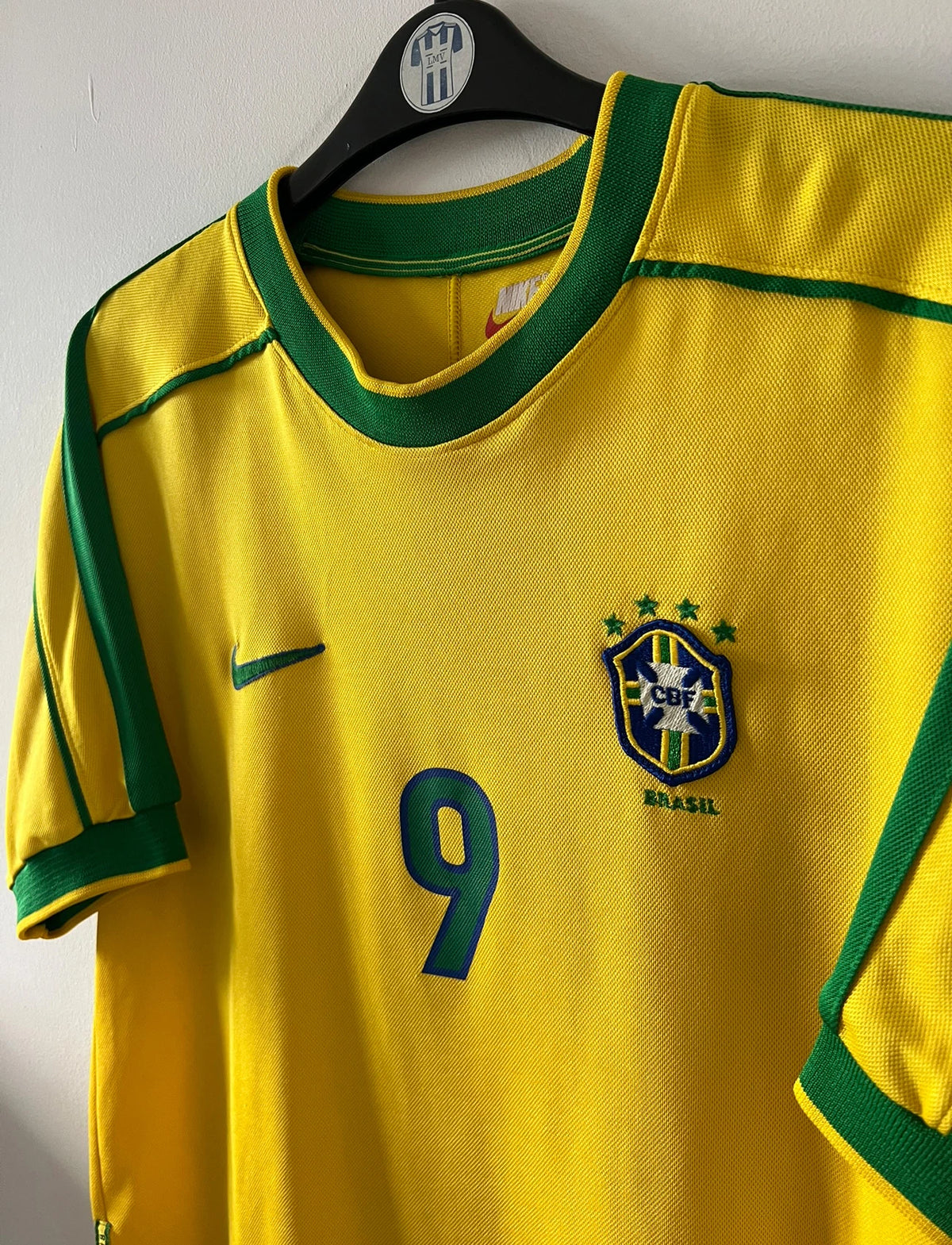 Maillot de foot vintage domicile jaune du Brésil 1998. On peut retrouver l'équipementier Nike. Le maillot est floqué du numéro 9 Ronaldo. Il s'agit d'un maillot authentique d'époque.