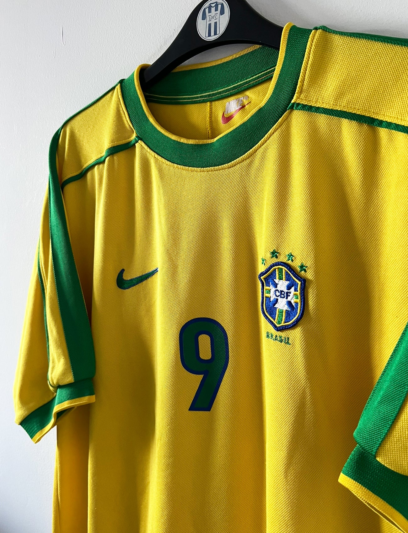 Maillot de foot vintage domicile jaune du bresil 1998. On peut retrouver l'équipementier Nike. Le maillot est floqué du numéro 9 Ronaldo. Il s'agit d'un maillot authentique d'époque.