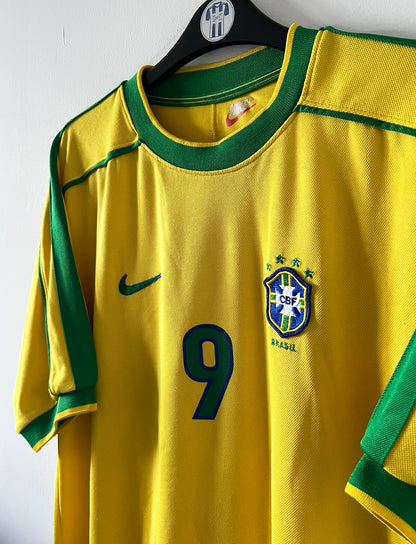 Maillot de foot vintage domicile jaune du bresil 1998. On peut retrouver l'équipementier Nike. Le maillot est floqué du numéro 9 Ronaldo. Il s'agit d'un maillot authentique d'époque.