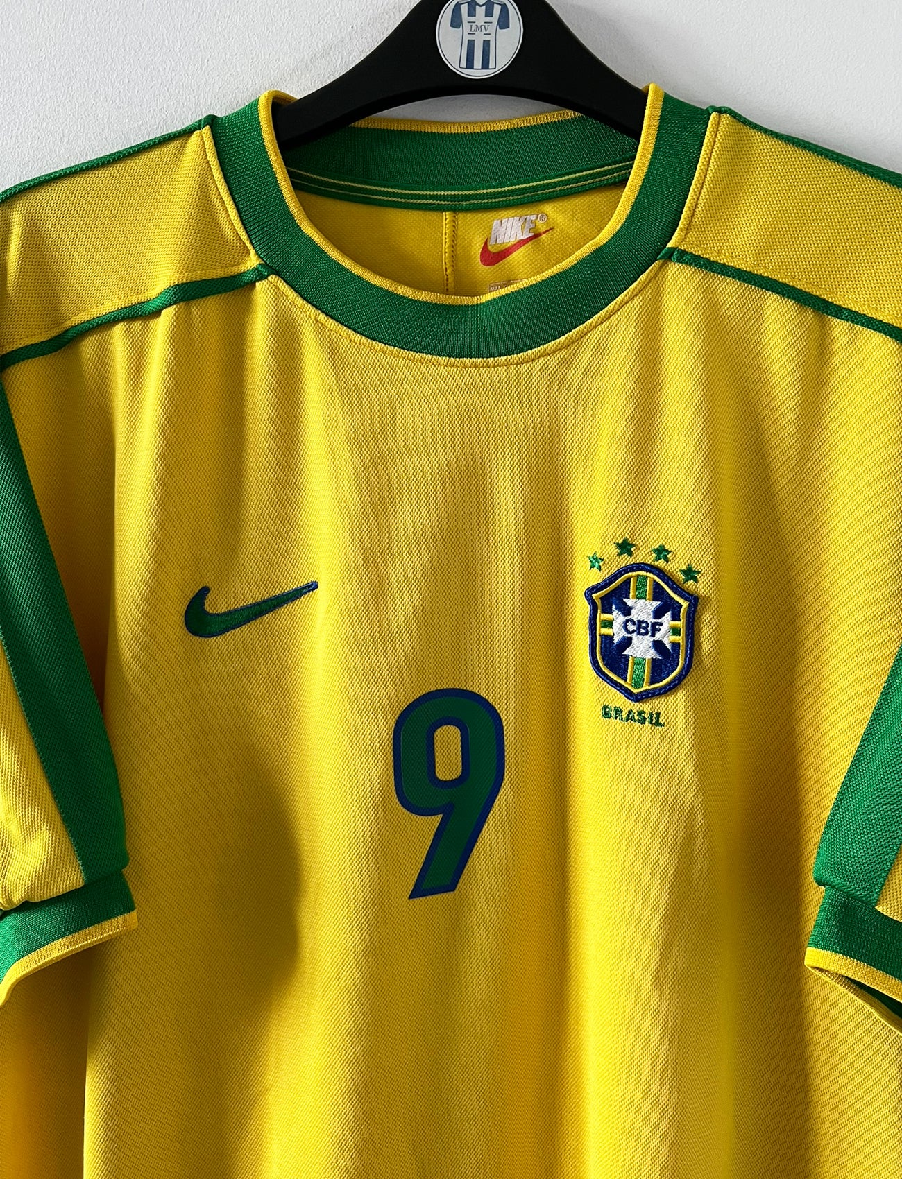 Maillot de foot vintage domicile jaune du bresil 1998. On peut retrouver l'équipementier Nike. Le maillot est floqué du numéro 9 Ronaldo. Il s'agit d'un maillot authentique d'époque.