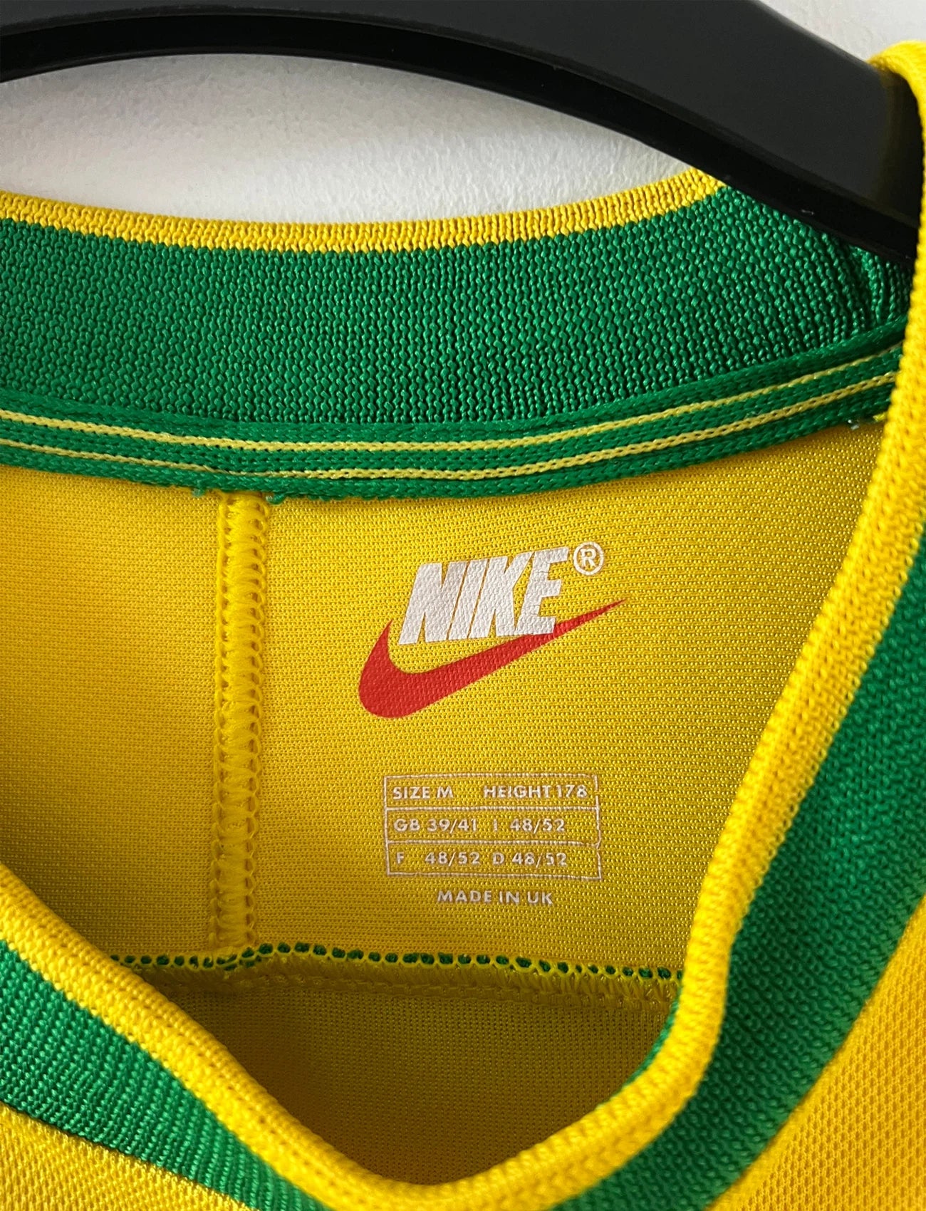Maillot de foot vintage domicile jaune du Brésil 1998. On peut retrouver l'équipementier Nike. Le maillot est floqué du numéro 9 Ronaldo. Il s'agit d'un maillot authentique d'époque.