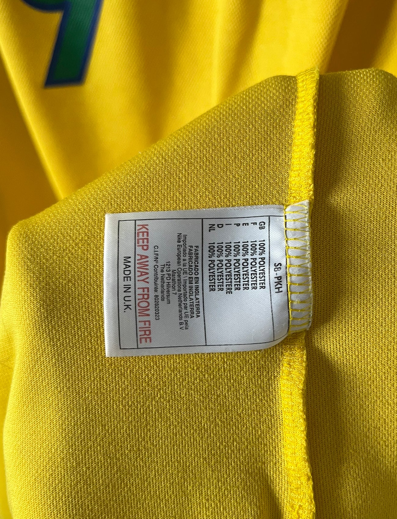 Maillot de foot vintage domicile jaune du bresil 1998. On peut retrouver l'équipementier Nike. Le maillot est floqué du numéro 9 Ronaldo. Il s'agit d'un maillot authentique d'époque.