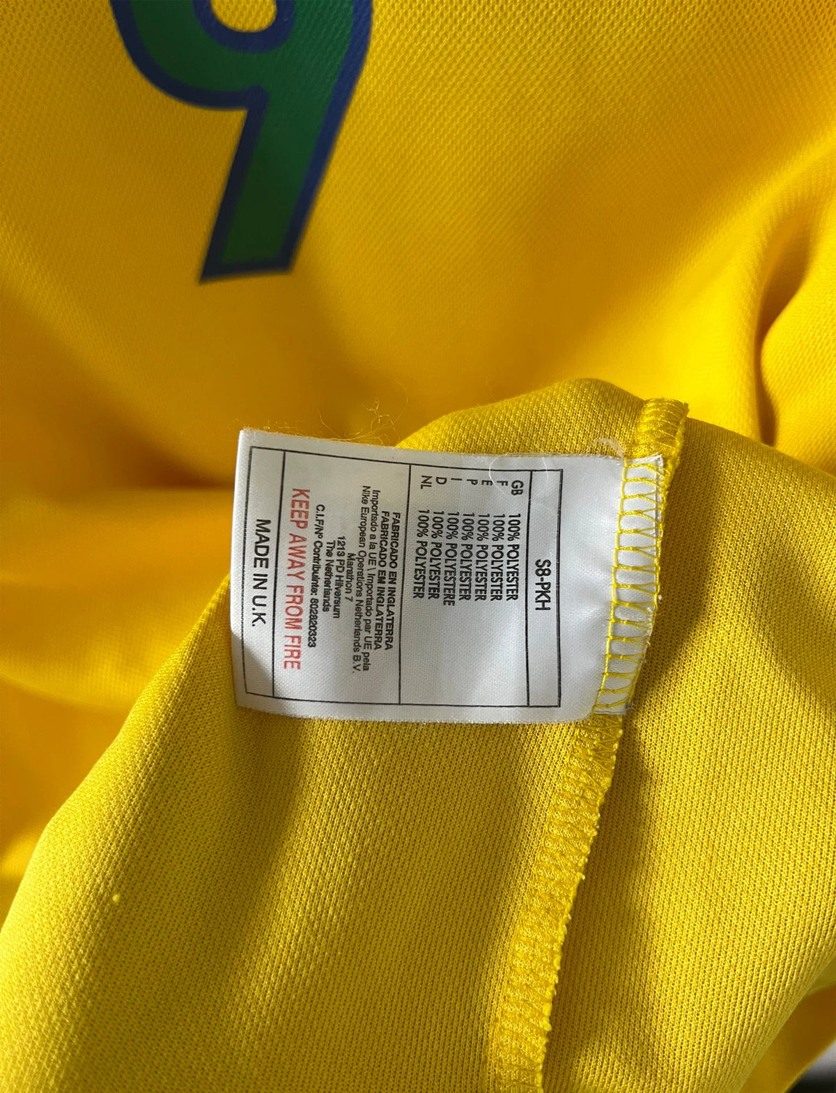 Maillot de foot vintage domicile jaune du Brésil 1998. On peut retrouver l'équipementier Nike. Le maillot est floqué du numéro 9 Ronaldo. Il s'agit d'un maillot authentique d'époque.