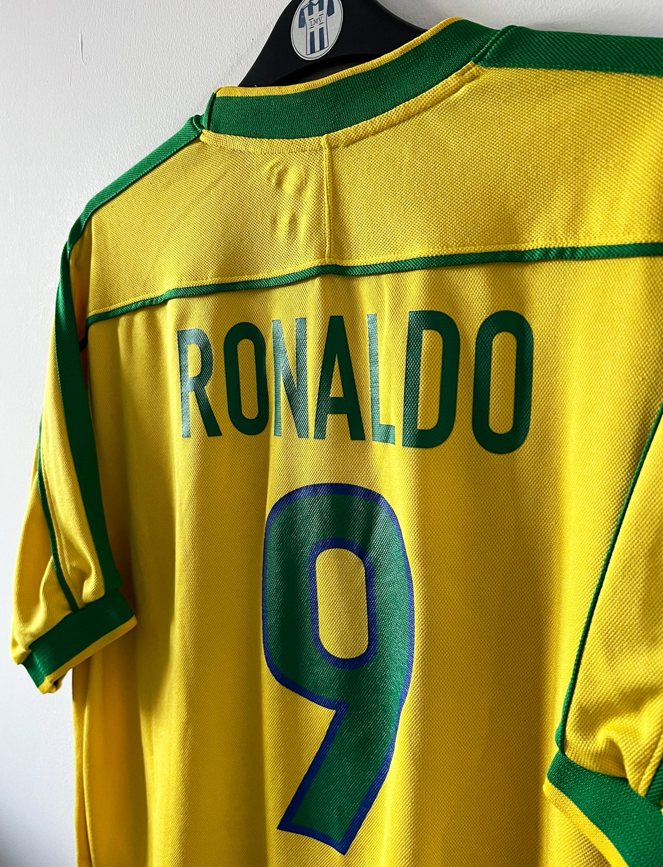 Maillot de foot vintage domicile jaune du bresil 1998. On peut retrouver l'équipementier Nike. Le maillot est floqué du numéro 9 Ronaldo. Il s'agit d'un maillot authentique d'époque.