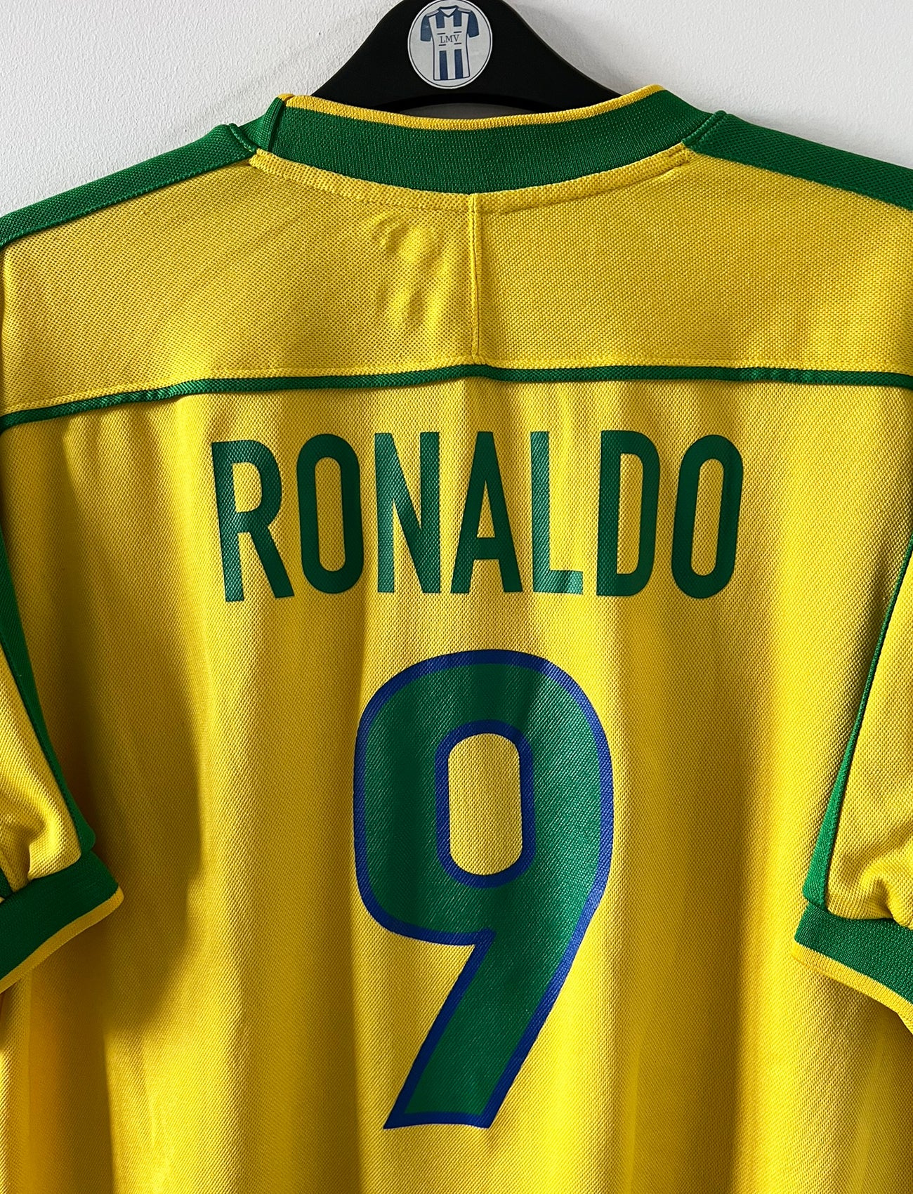 Maillot de foot vintage domicile jaune du bresil 1998. On peut retrouver l'équipementier Nike. Le maillot est floqué du numéro 9 Ronaldo. Il s'agit d'un maillot authentique d'époque.