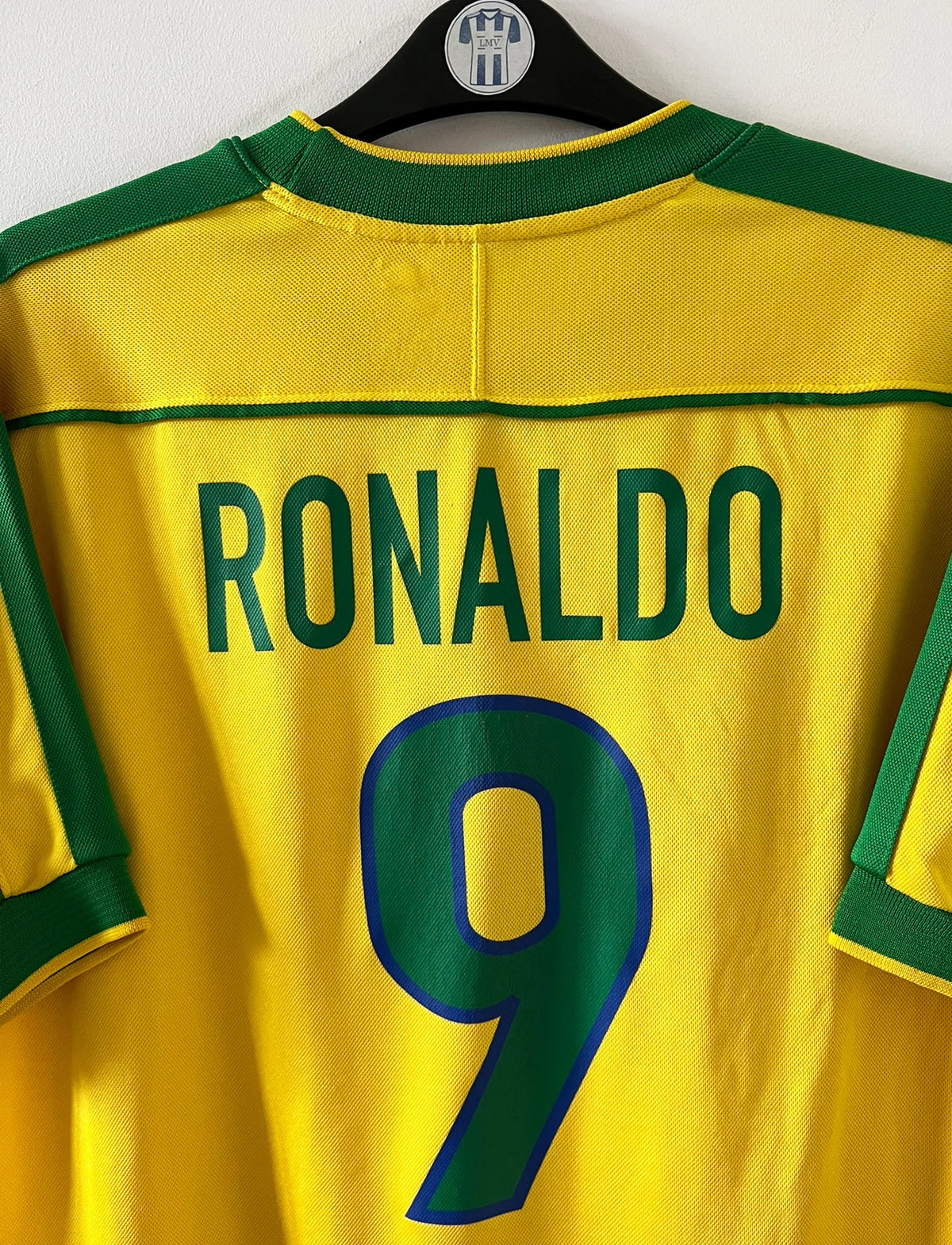 Maillot de foot vintage domicile jaune du Brésil 1998. On peut retrouver l'équipementier Nike. Le maillot est floqué du numéro 9 Ronaldo. Il s'agit d'un maillot authentique d'époque.