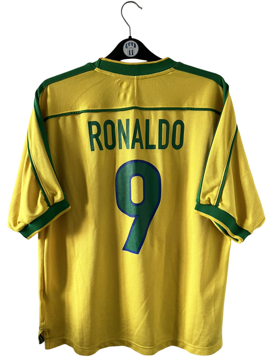 Maillot de foot vintage domicile jaune du bresil 1998. On peut retrouver l'équipementier Nike. Le maillot est floqué du numéro 9 Ronaldo. Il s'agit d'un maillot authentique d'époque.