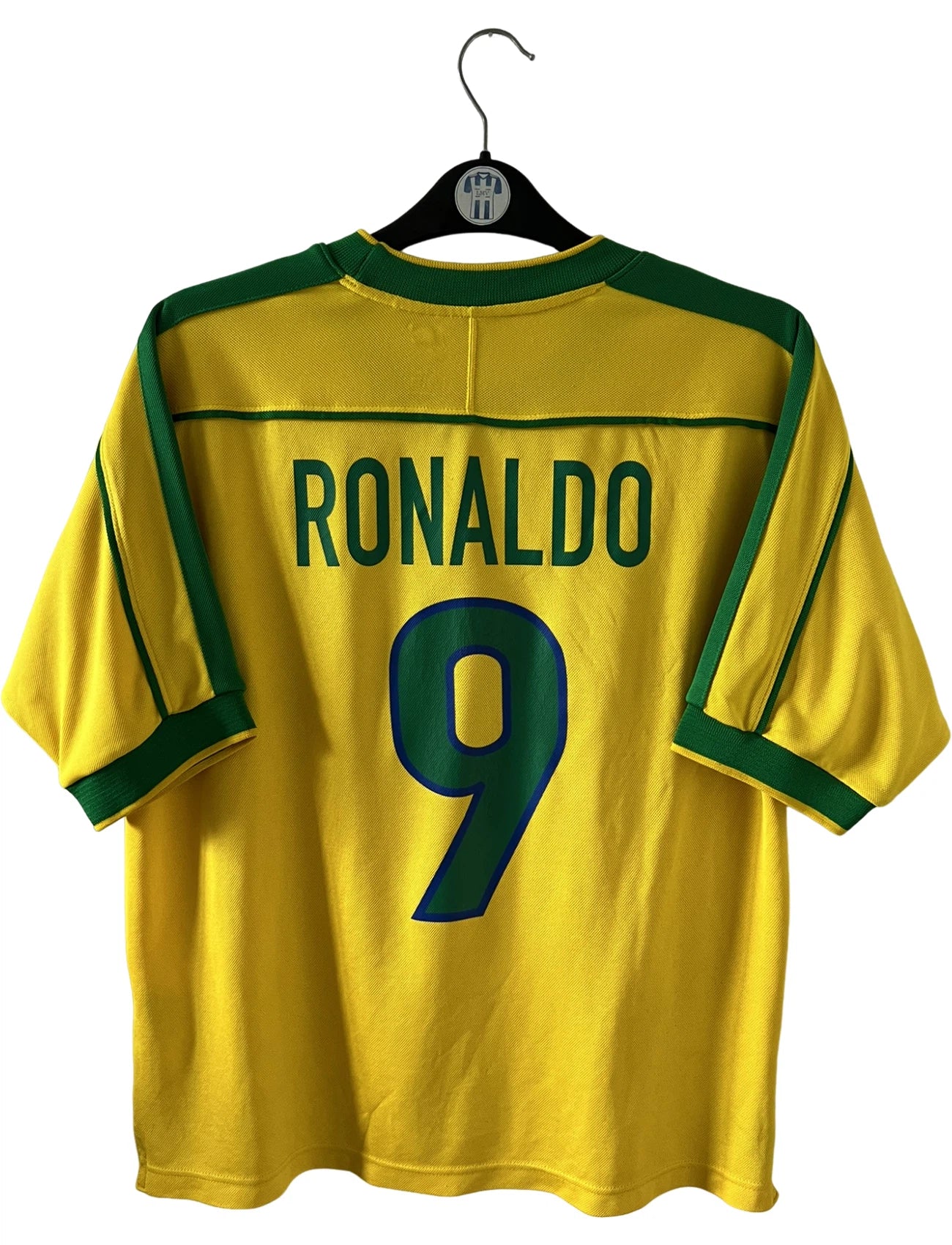 Maillot de foot vintage domicile jaune du Brésil 1998. On peut retrouver l'équipementier Nike. Le maillot est floqué du numéro 9 Ronaldo. Il s'agit d'un maillot authentique d'époque.