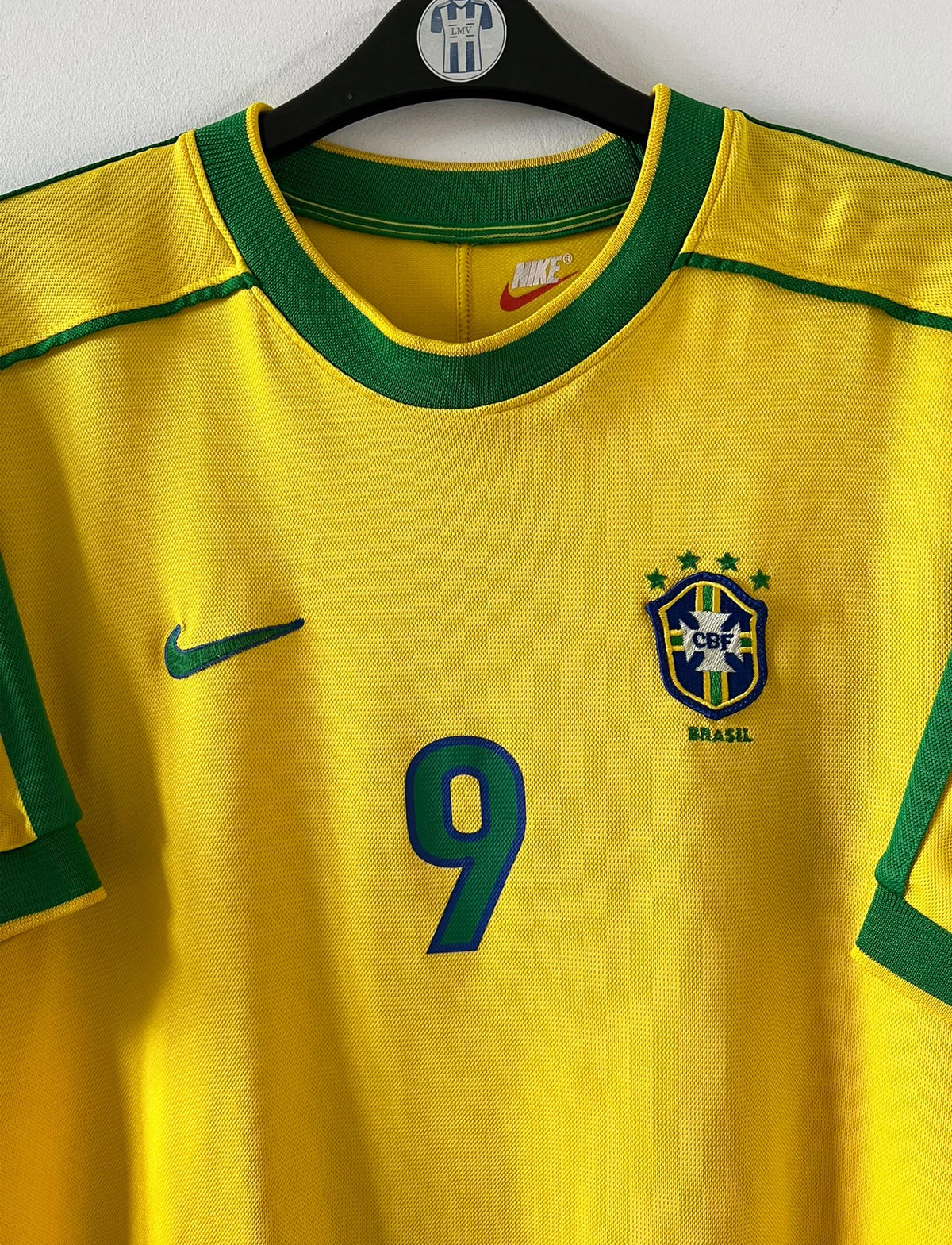 Maillot de foot vintage domicile jaune du Brésil 1998. On peut retrouver l'équipementier Nike. Le maillot est floqué du numéro 9 Ronaldo. Il s'agit d'un maillot authentique d'époque.