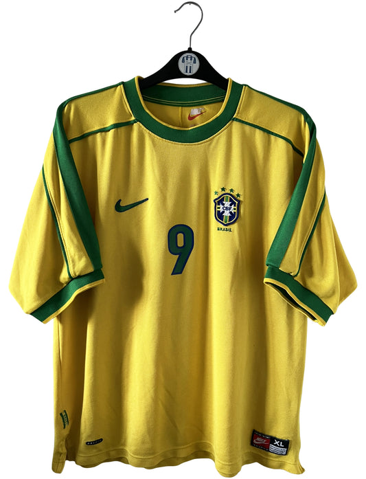 Maillot de foot vintage domicile jaune du bresil 1998. On peut retrouver l'équipementier Nike. Le maillot est floqué du numéro 9 Ronaldo. Il s'agit d'un maillot authentique d'époque.