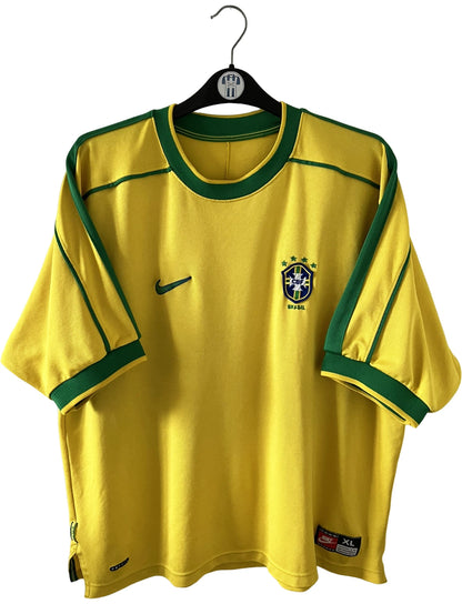 Maillot foot vintage domicile brésil 1998. On peut retrouver l'équipementier Nike. Il s'agit d'un maillot authentique d'époque.