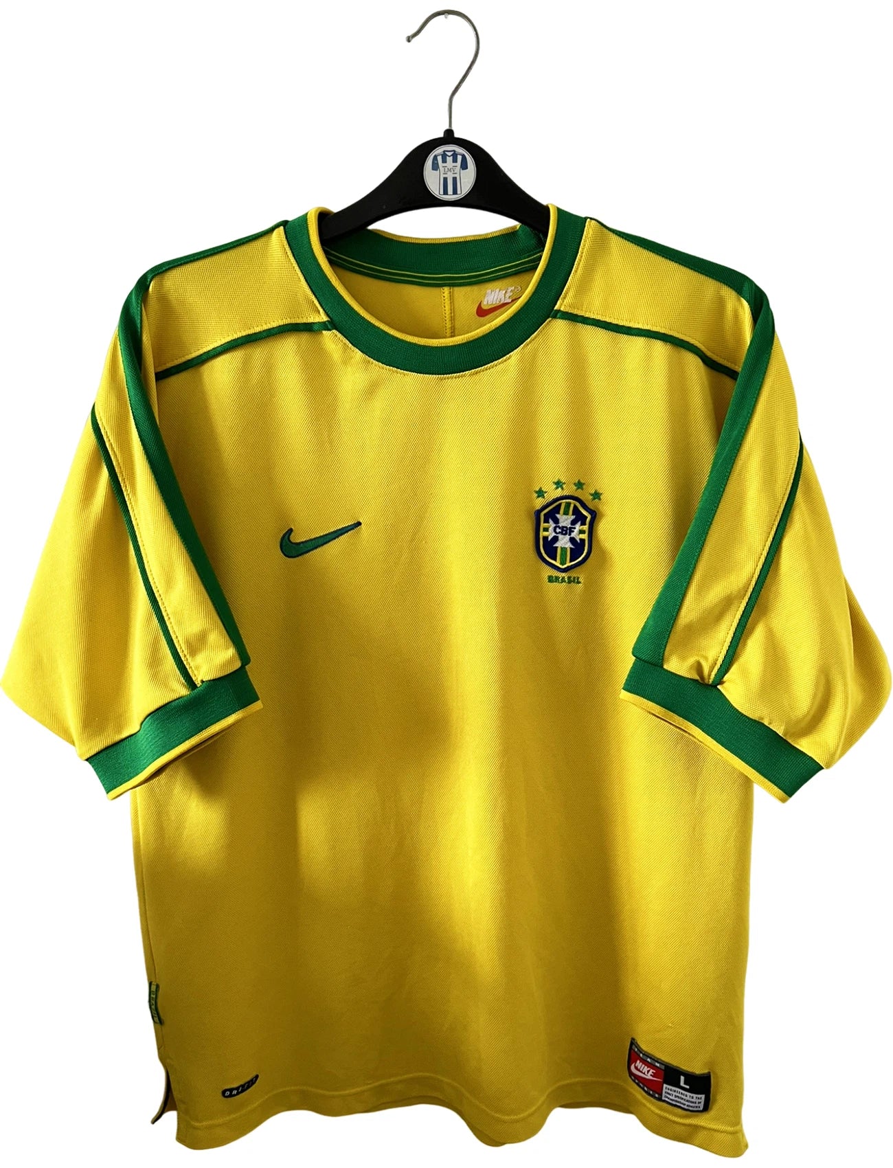 Maillot foot vintage domicile Brésil 1998 jaune et vert. On peut retrouver l'équipementier Nike. Il s'agit d'un maillot authentique d'époque.