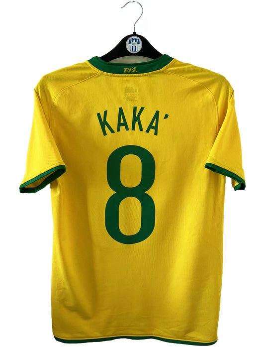 Maillot de foot vintage domicile du Brésil de la saison 2008/2010. On peut retrouver l'équipementier Nike. Le maillot est floqué du numéro 8 Kaka. Il s'agit d'un maillot authentique d'époque comportant les numéros 258949-703.
