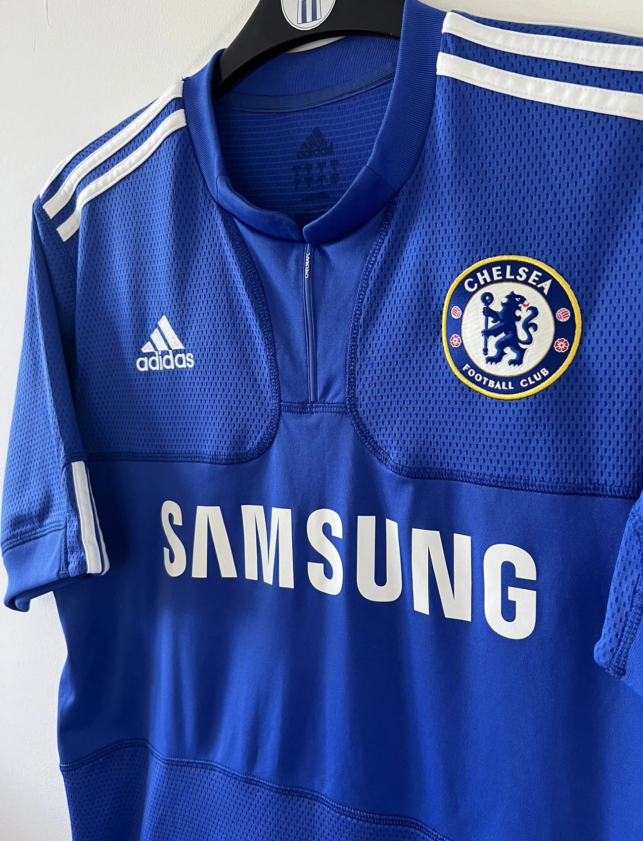 Maillot de foot vinage domicile bleu de chelsea de la saison 2009/2010. On peut retrouver l'équipementier adidas et le sponsor samsung. Le maillot est floqué du numéro 8 Lampard. Il s'agit d'un maillot authentique d'époque comportant les numéros E84291