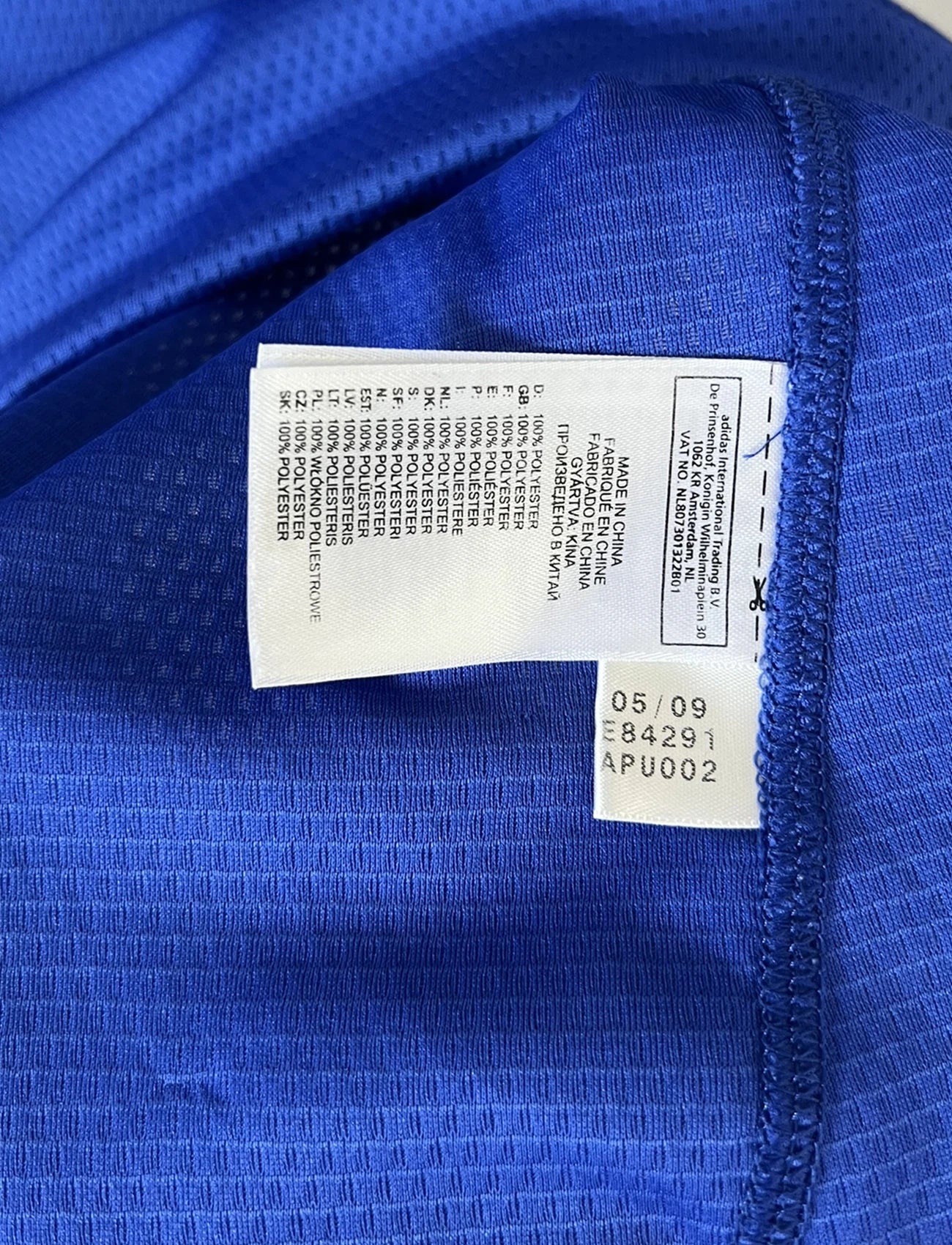 Maillot de foot vinage domicile bleu de chelsea de la saison 2009/2010. On peut retrouver l'équipementier adidas et le sponsor samsung. Le maillot est floqué du numéro 8 Lampard. Il s'agit d'un maillot authentique d'époque comportant les numéros E84291