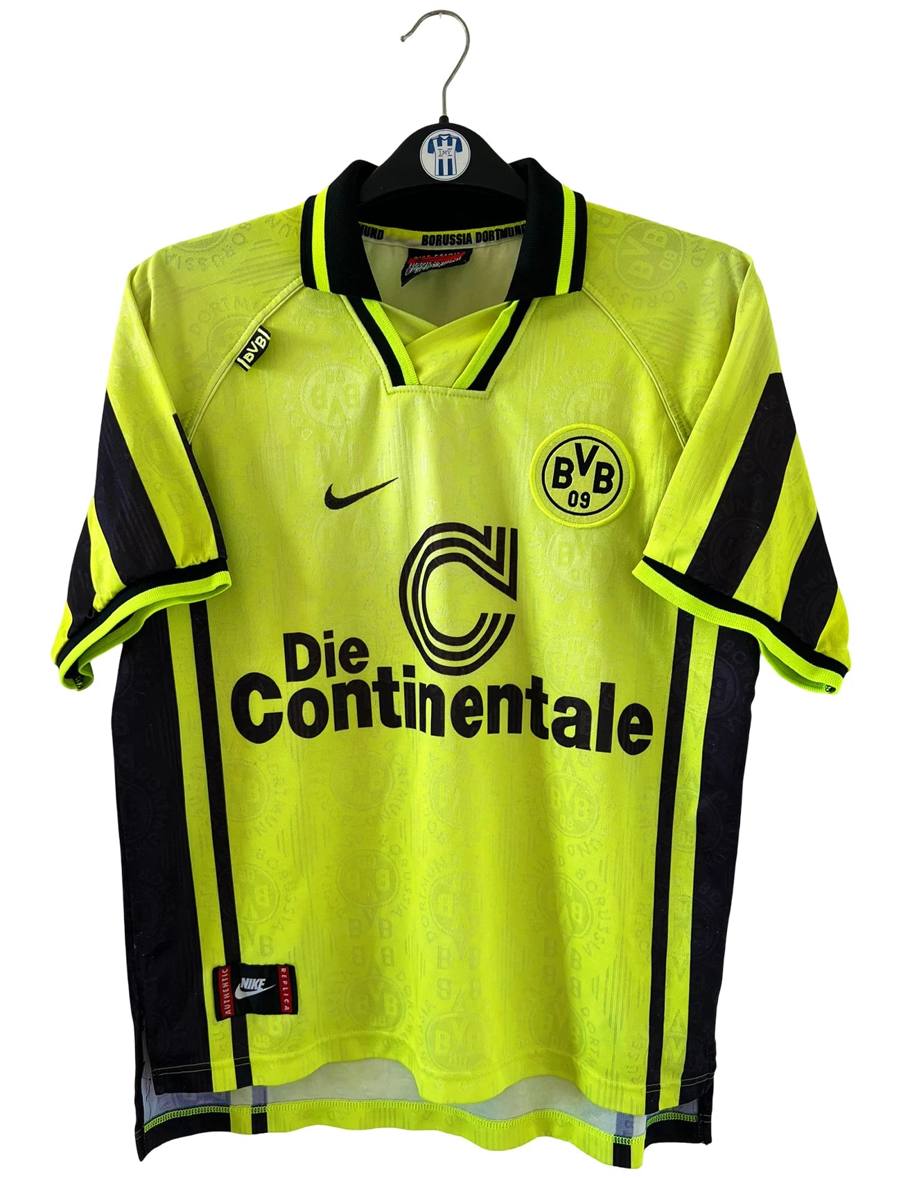 Maillot de foot vintage domicile jaune et noir de dortmund de la saison 1996/1997. On peut retrouver l'équipementier Nike et le sponsor Die Continentale. Il s'agit d'un maillot authentique d'époque.