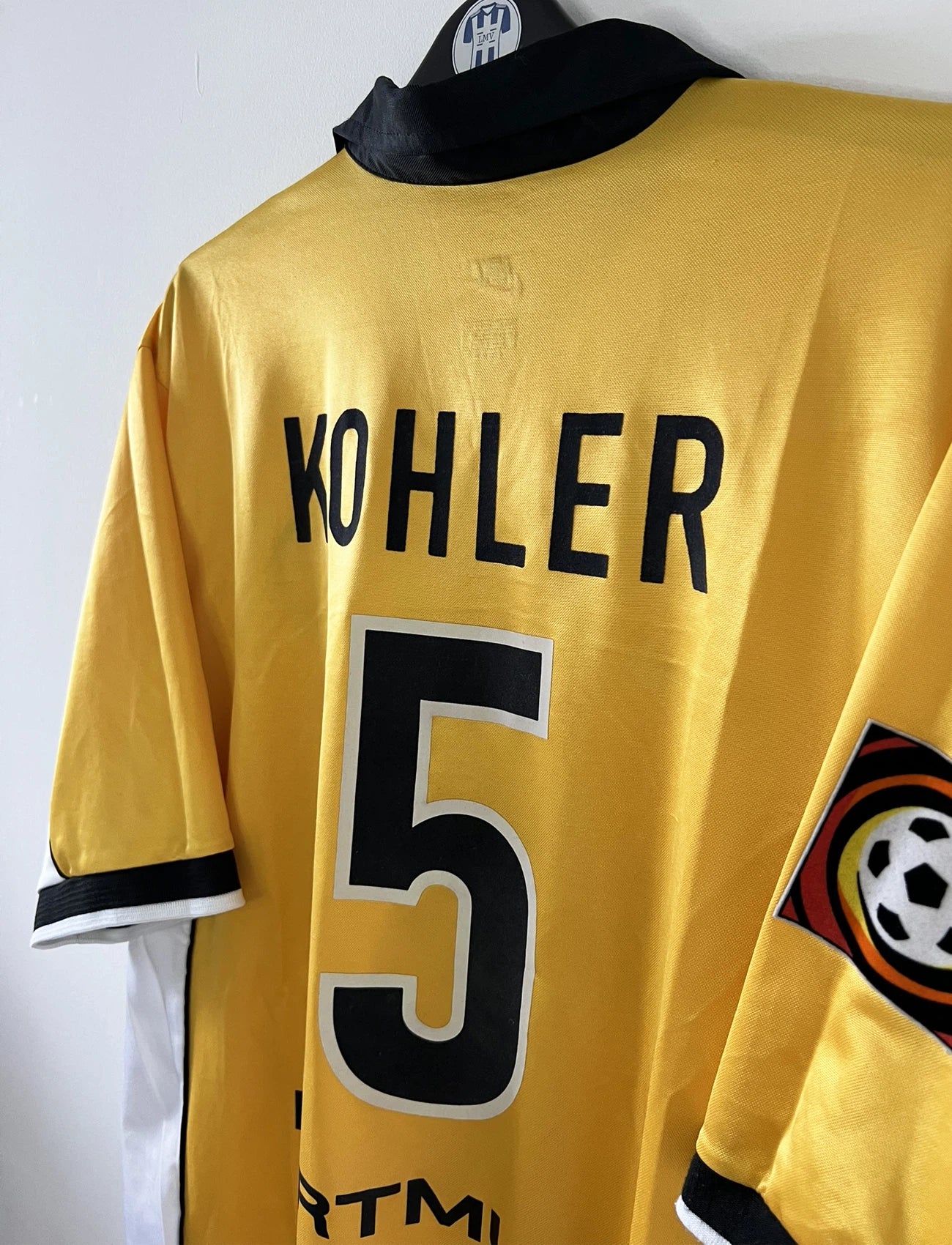 Maillot de foot vintage domicile jaune du borussia dortmund de la saison 1998/1999. On peut retrouver l'équipementier Nike et le sponsor S.Oliver. Le maillot est floqué du numéro 5 Jürgen Kohler. Il s'agit d'un maillot authentique d'époque.