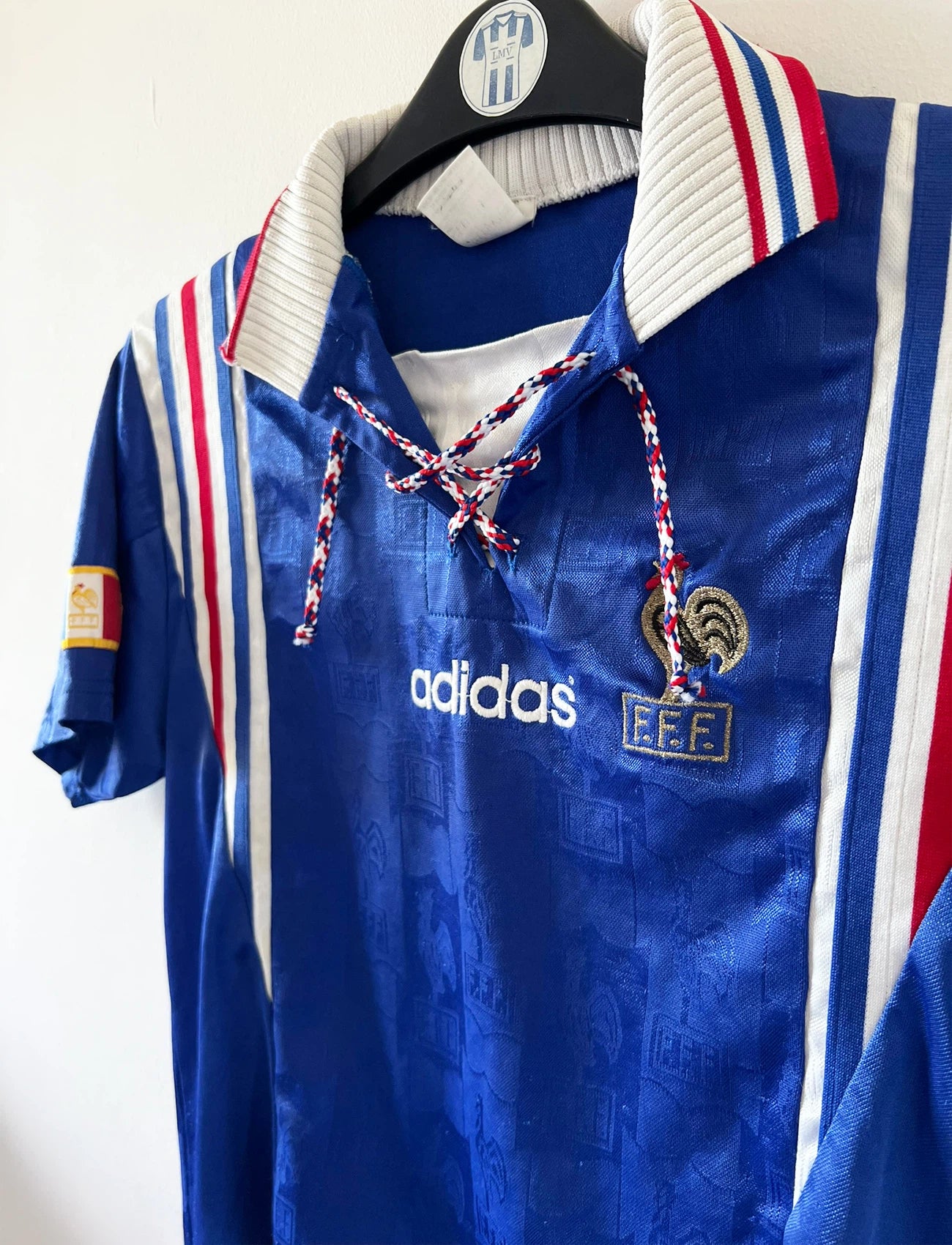 Maillot de foot vintage domicile bleu de l'équipe de france 1996. On peut retrouver l'équipementier Adidas. Il s'agit d'un maillot authentique d'époque.