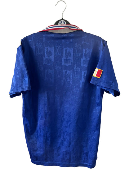 Maillot de foot vintage domicile bleu de l'équipe de france 1996. On peut retrouver l'équipementier Adidas. Il s'agit d'un maillot authentique d'époque.