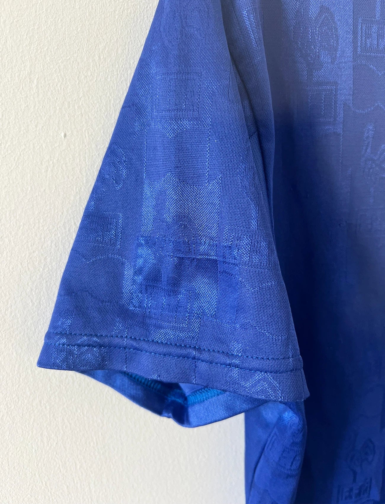 Maillot de foot vintage domicile bleu de l'équipe de france 1996. On peut retrouver l'équipementier Adidas. Il s'agit d'un maillot authentique d'époque.