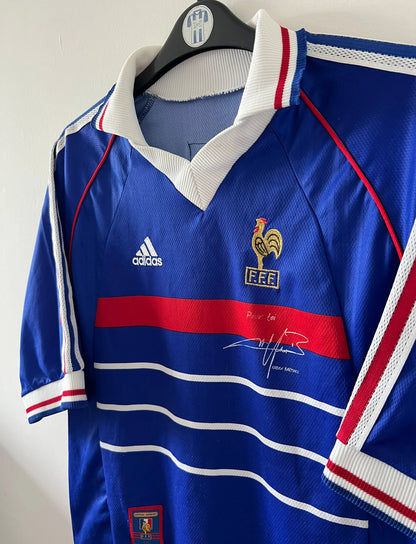 Maillot foot vintage domicile equipe de france 1998 bleu blanc et rouge. On peut retrouver l'équipementier adidas. Il s'agit d'un maillot authentique d'époque.