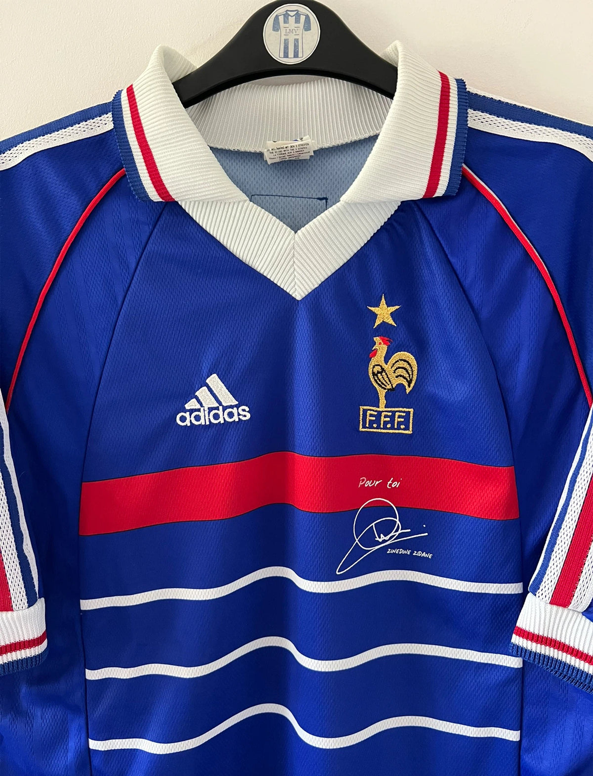 Maillot foot vintage domicile equipe de france 1998 bleu blanc et rouge. On peut retrouver l'équipementier adidas. Le maillot est floqué du numéro 10 Zinedine Zidane. Il s'agit d'un maillot authentique d'époque avec la signature de Zidane en sérigraphié.