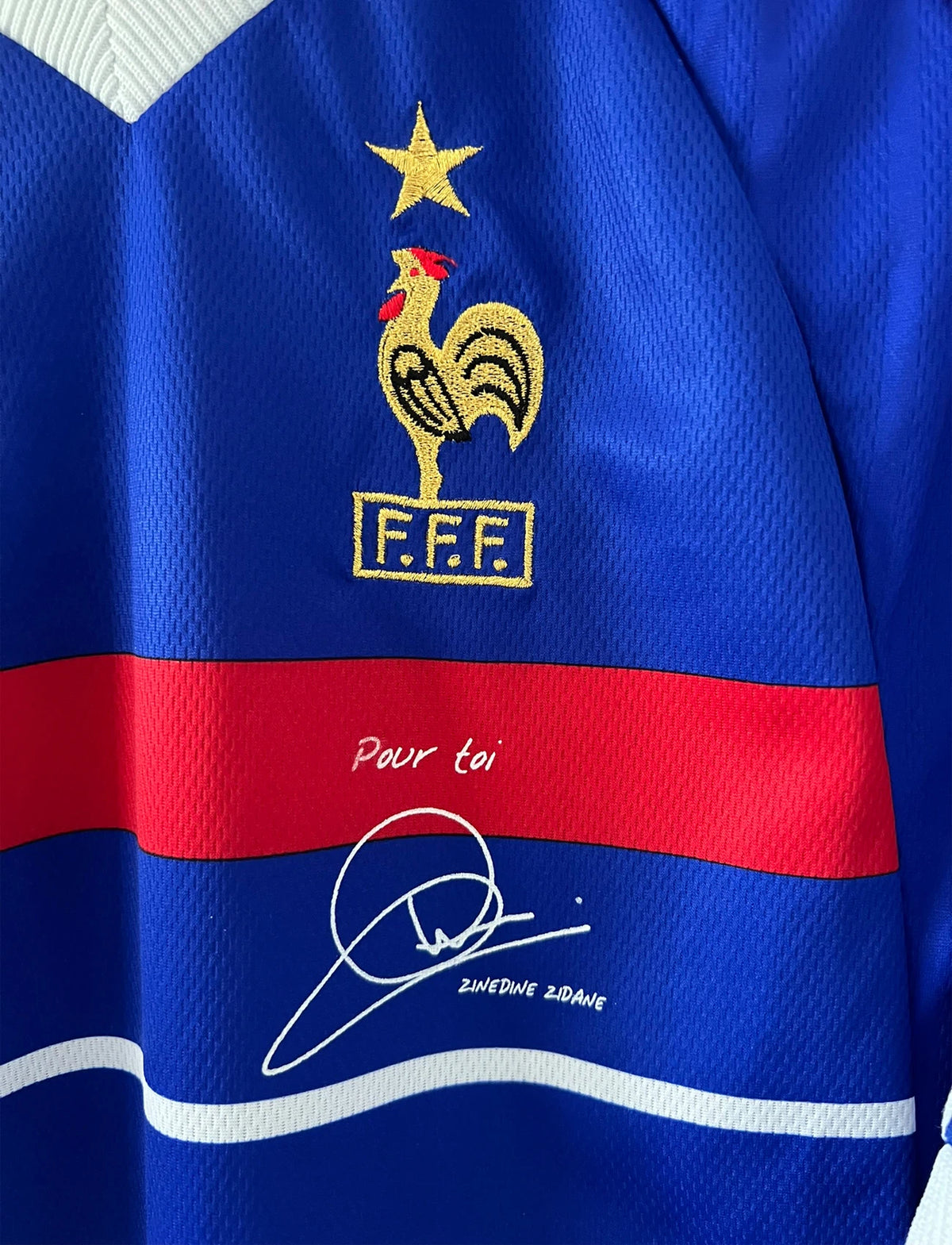 Maillot foot vintage domicile equipe de france 1998 bleu blanc et rouge. On peut retrouver l'équipementier adidas. Le maillot est floqué du numéro 10 Zinedine Zidane. Il s'agit d'un maillot authentique d'époque avec la signature de Zidane en sérigraphié.