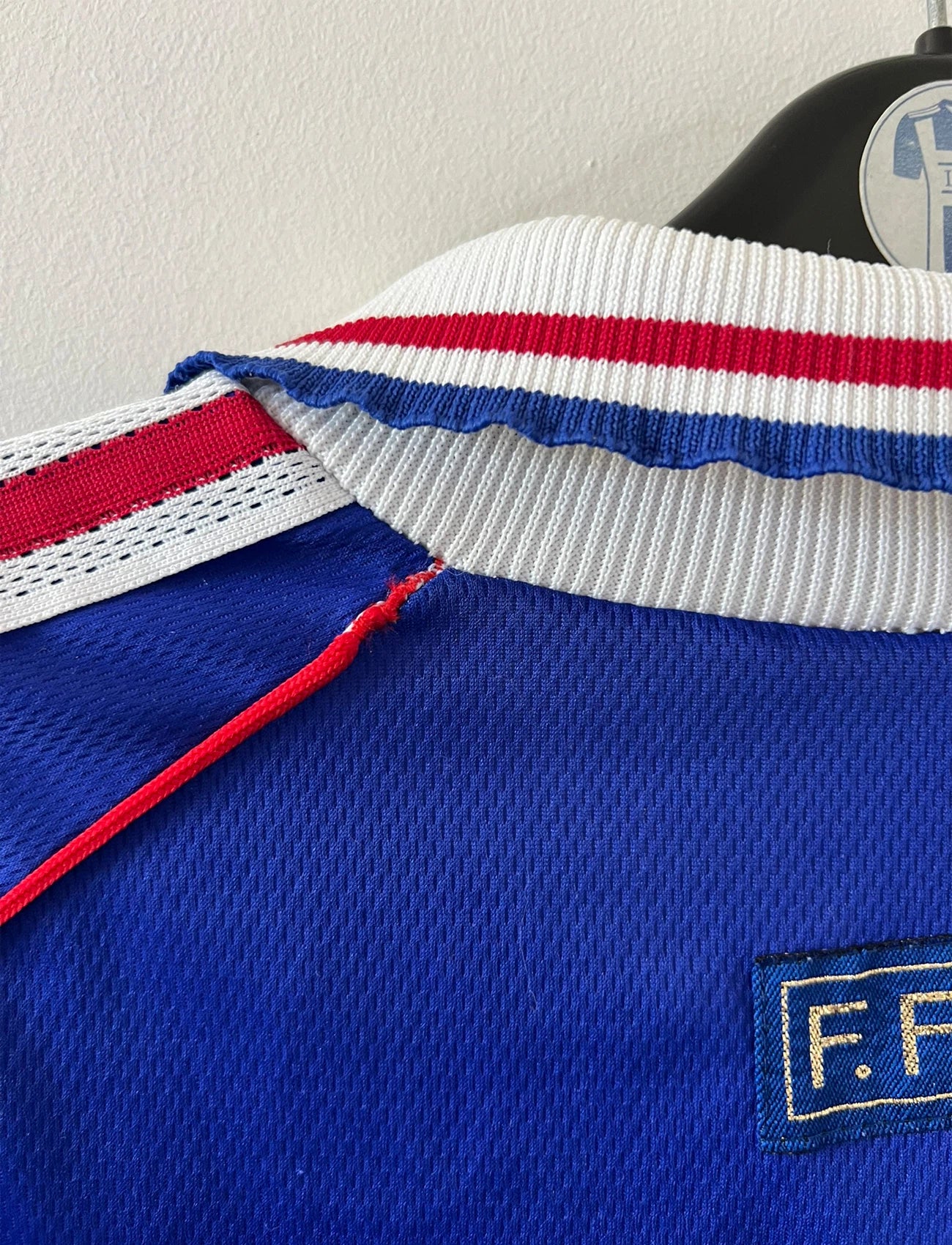 Maillot foot vintage domicile equipe de france 1998 bleu blanc et rouge. On peut retrouver l'équipementier adidas. Il s'agit d'un maillot authentique d'époque.