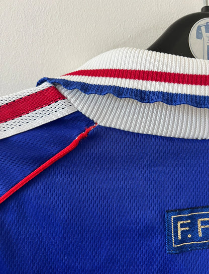 Maillot foot vintage domicile equipe de france 1998 bleu blanc et rouge. On peut retrouver l'équipementier adidas. Il s'agit d'un maillot authentique d'époque.