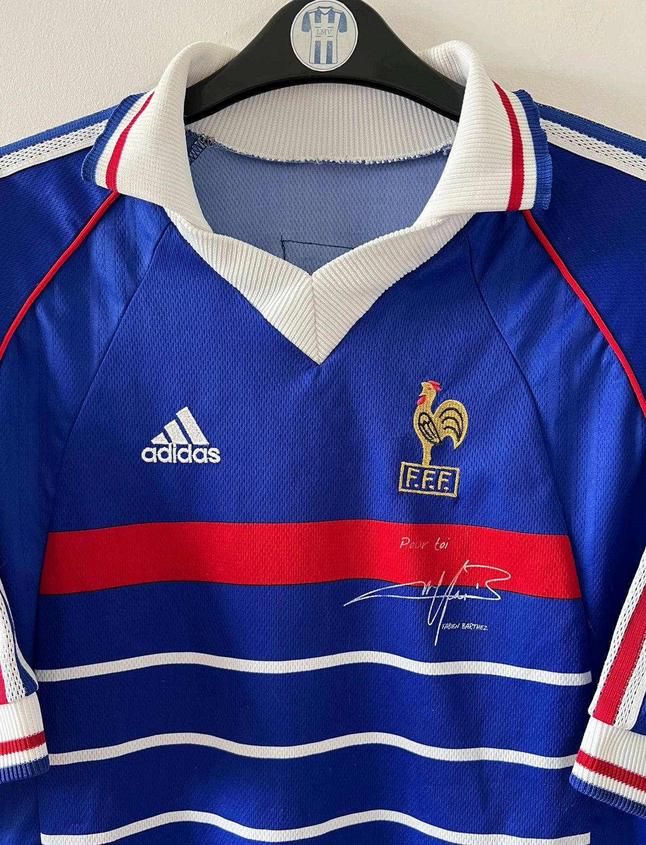 Maillot foot vintage domicile equipe de france 1998 bleu blanc et rouge. On peut retrouver l'équipementier adidas. Il s'agit d'un maillot authentique d'époque.