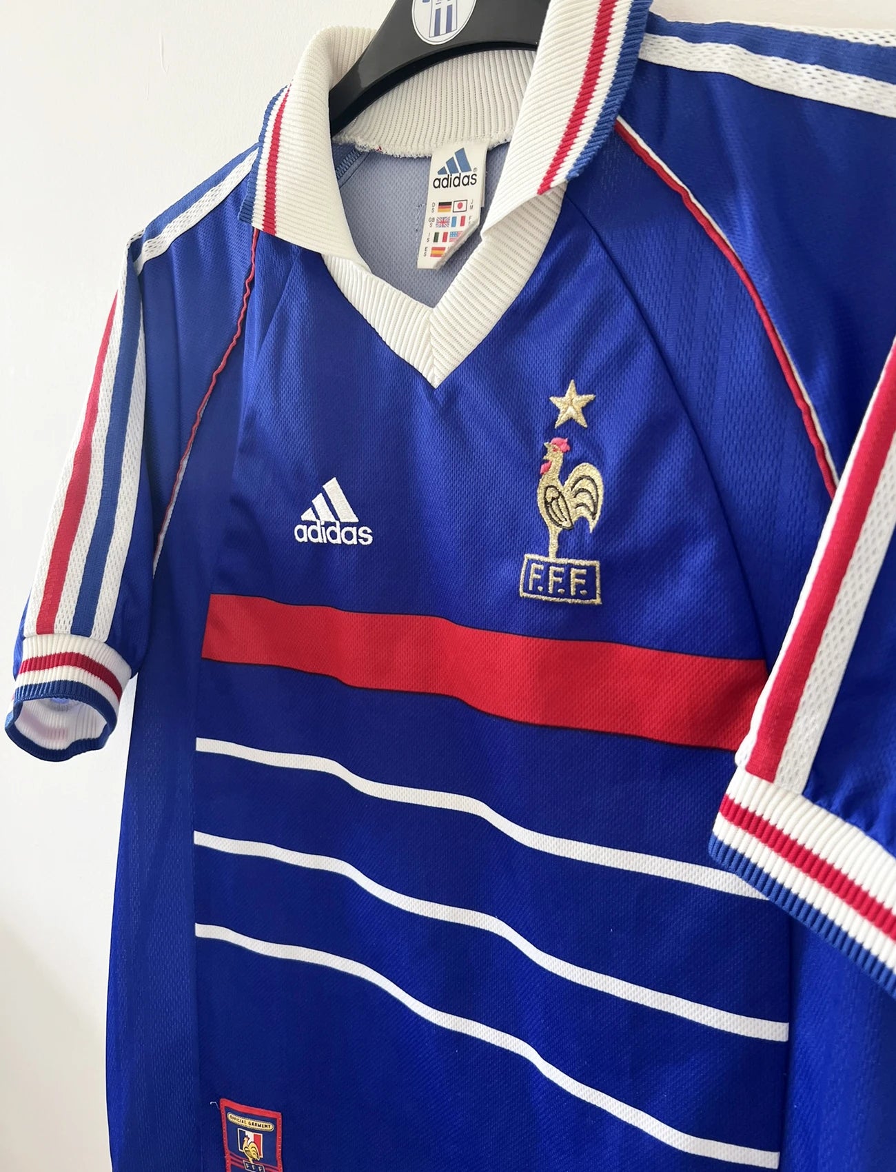 Maillot foot vintage domicile equipe de france 1998 bleu blanc et rouge. On peut retrouver l'équipementier adidas. Ils 'agit d'un maillot authentique d'époque.