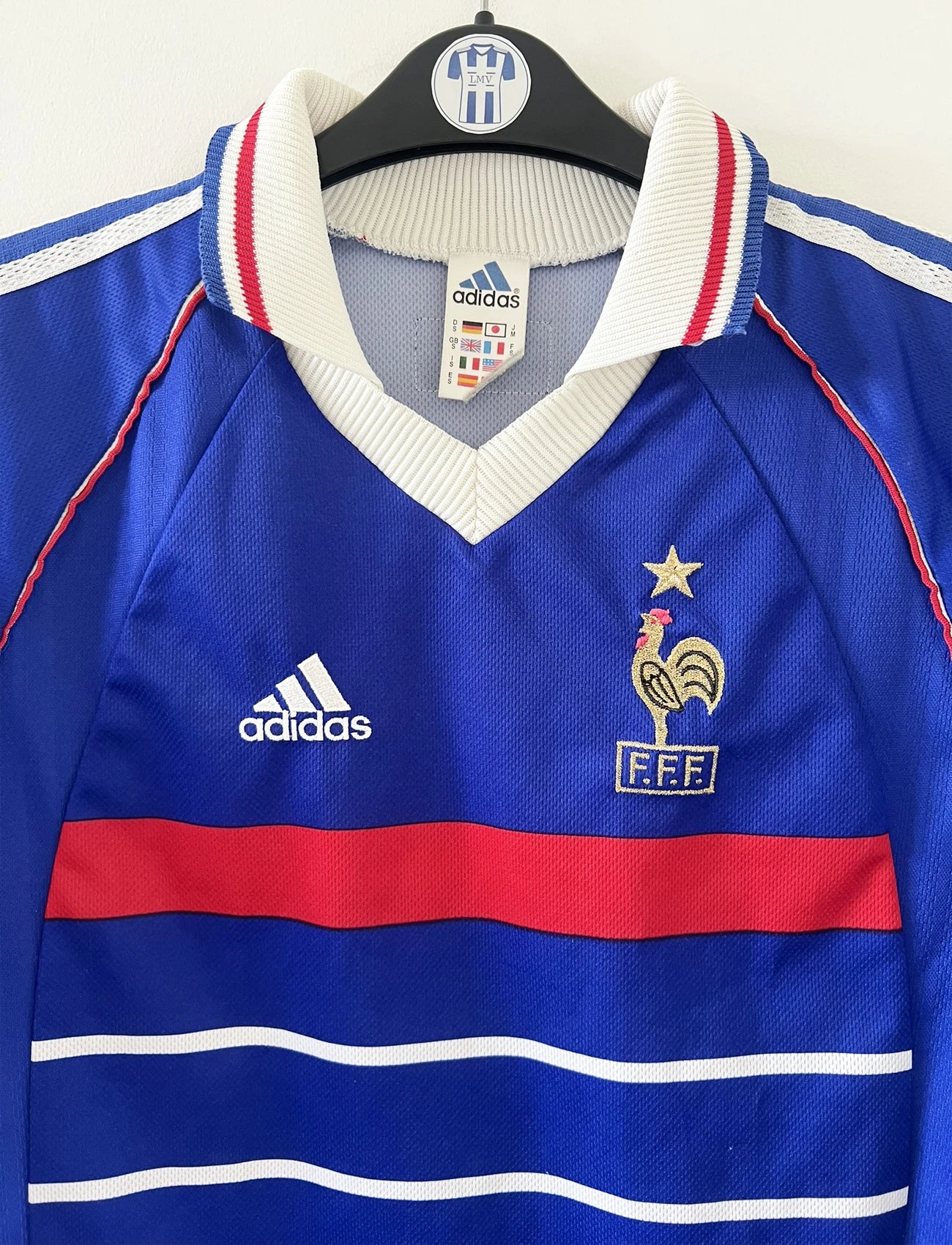 Maillot foot vintage domicile equipe de france 1998 bleu blanc et rouge. On peut retrouver l'équipementier adidas. Ils 'agit d'un maillot authentique d'époque.