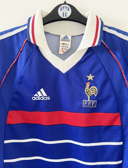 Maillot foot vintage domicile equipe de france 1998 bleu blanc et rouge. On peut retrouver l'équipementier adidas. Ils 'agit d'un maillot authentique d'époque.
