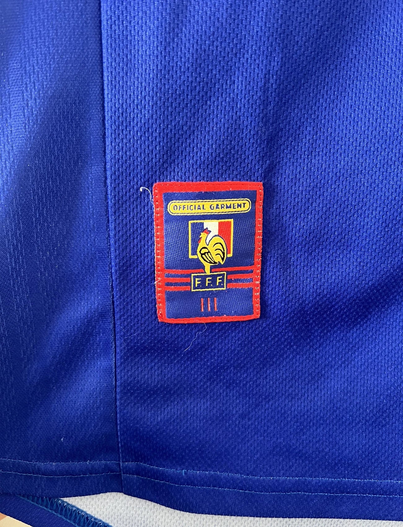 Maillot foot vintage domicile equipe de france 1998 bleu blanc et rouge. On peut retrouver l'équipementier adidas. Ils 'agit d'un maillot authentique d'époque floqué Zinedine Zidane