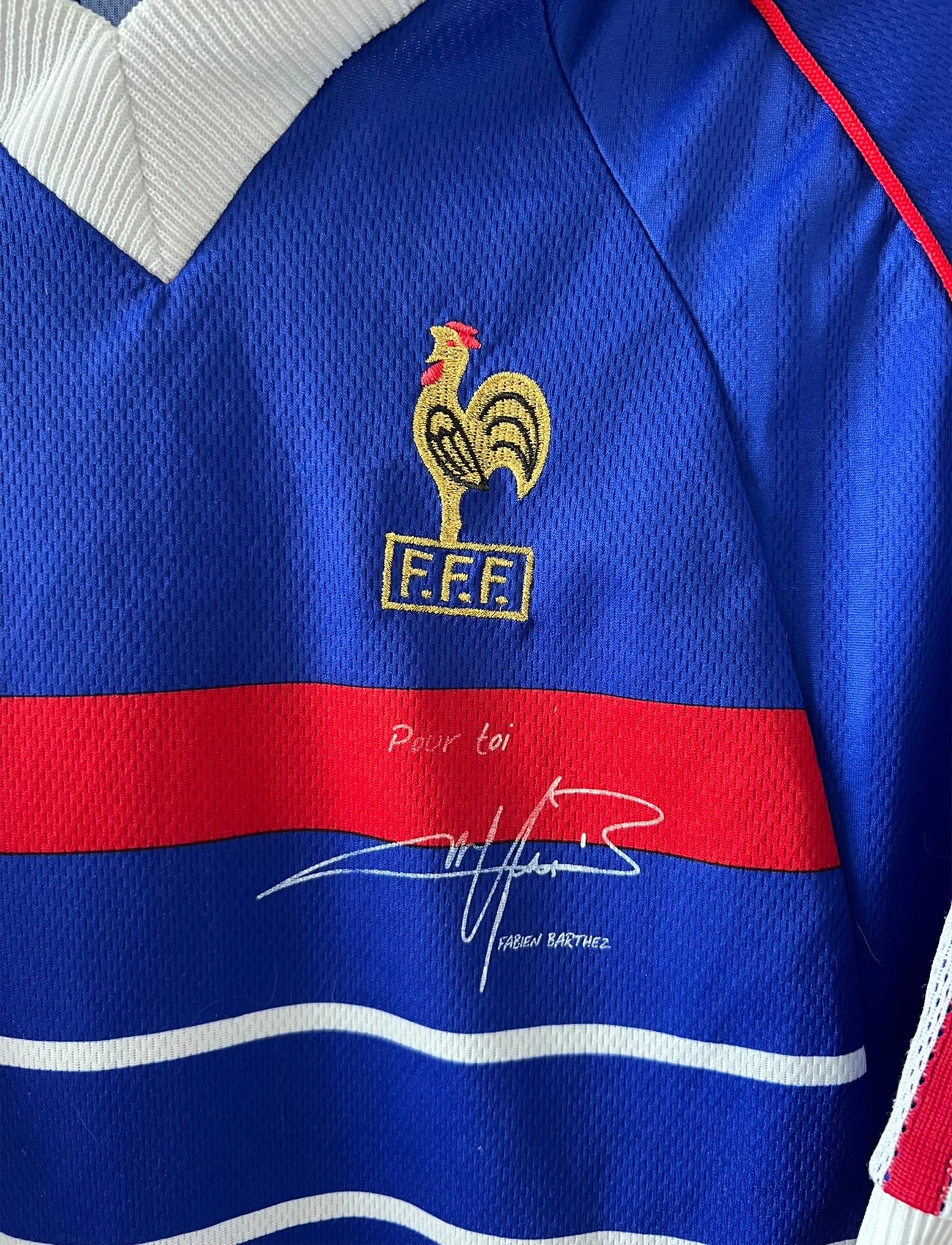 Maillot foot vintage domicile equipe de france 1998 bleu blanc et rouge. On peut retrouver l'équipementier adidas. Il s'agit d'un maillot authentique d'époque.