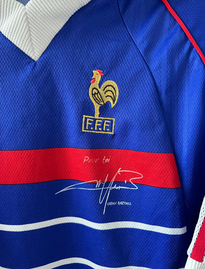 Maillot foot vintage domicile equipe de france 1998 bleu blanc et rouge. On peut retrouver l'équipementier adidas. Il s'agit d'un maillot authentique d'époque.