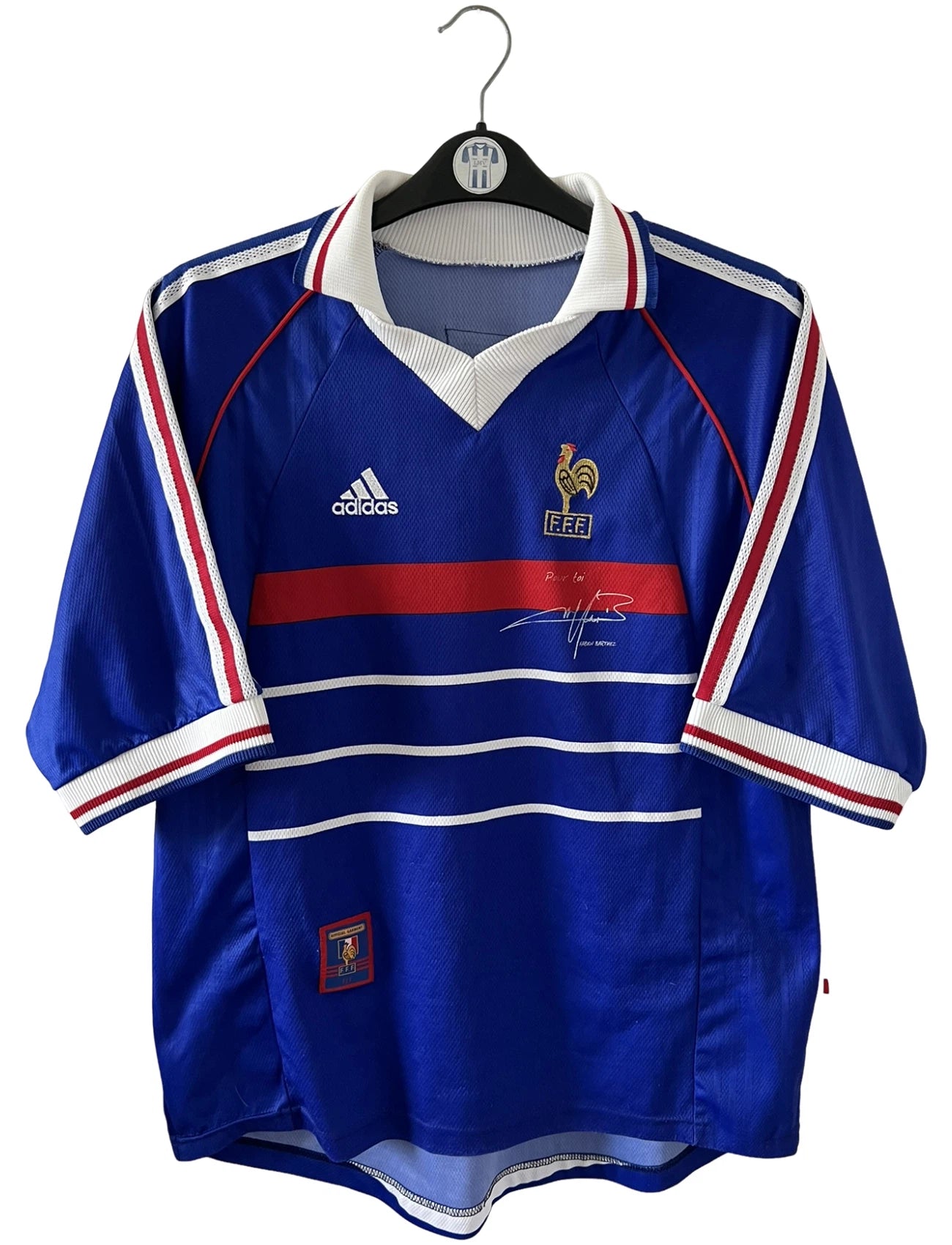 Maillot foot vintage domicile equipe de france 1998 bleu blanc et rouge. On peut retrouver l'équipementier adidas. Il s'agit d'un maillot authentique d'époque.