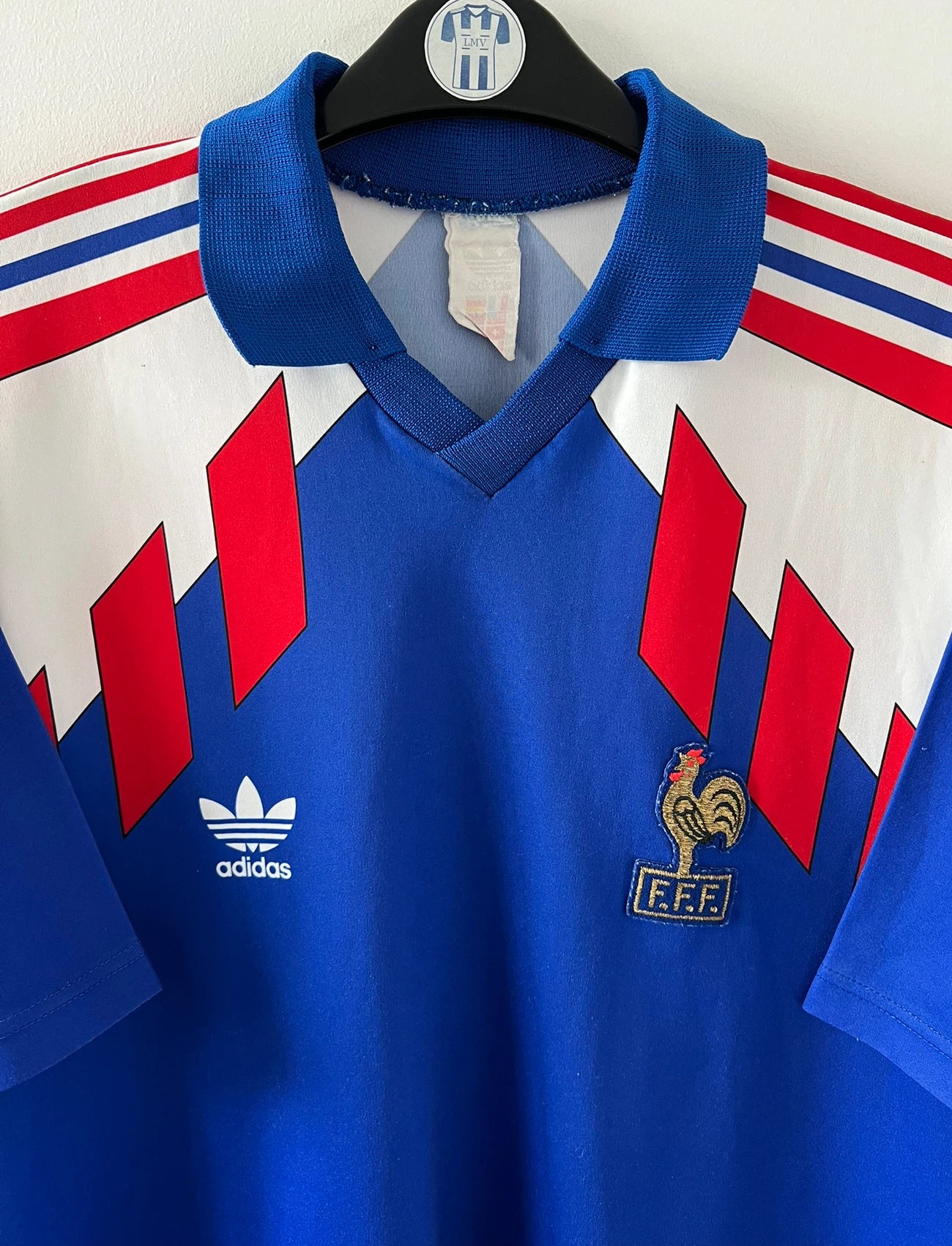 Maillot de foot vintage domicile bleu de l'équipe de france 1990/1992. On peut retrouver l'équipementier Adidas. Il s'agit d'un maillot authentique d'époque.
